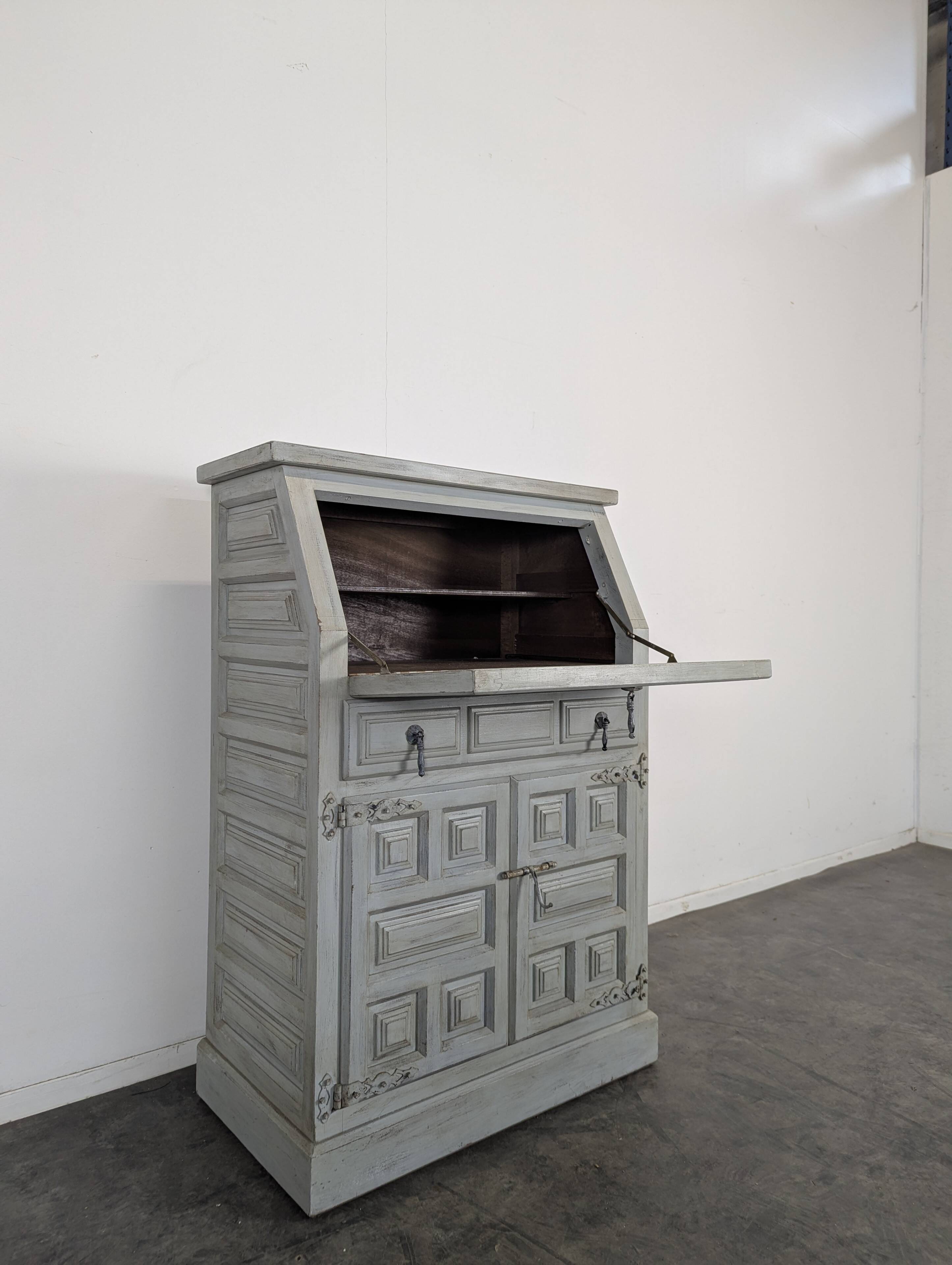 Sloped desk with chamfered edges