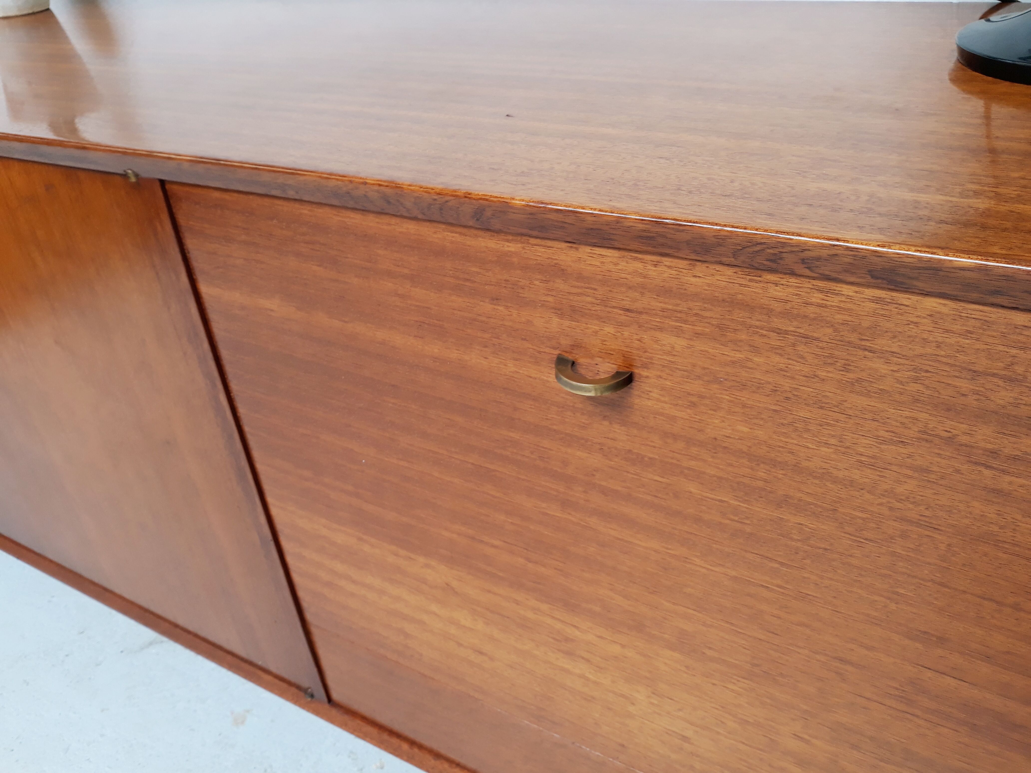 Ronieck's vintage metal foot sideboard