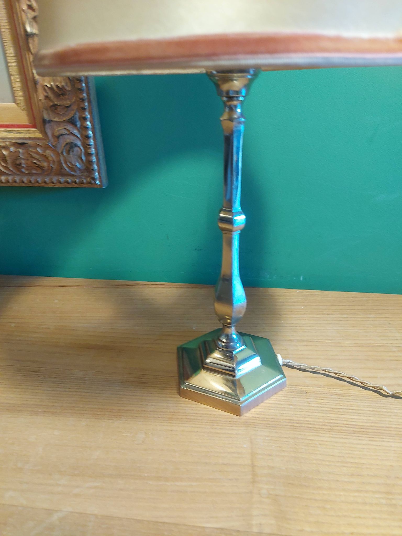 Lampe en métal argenté avec son abat jour