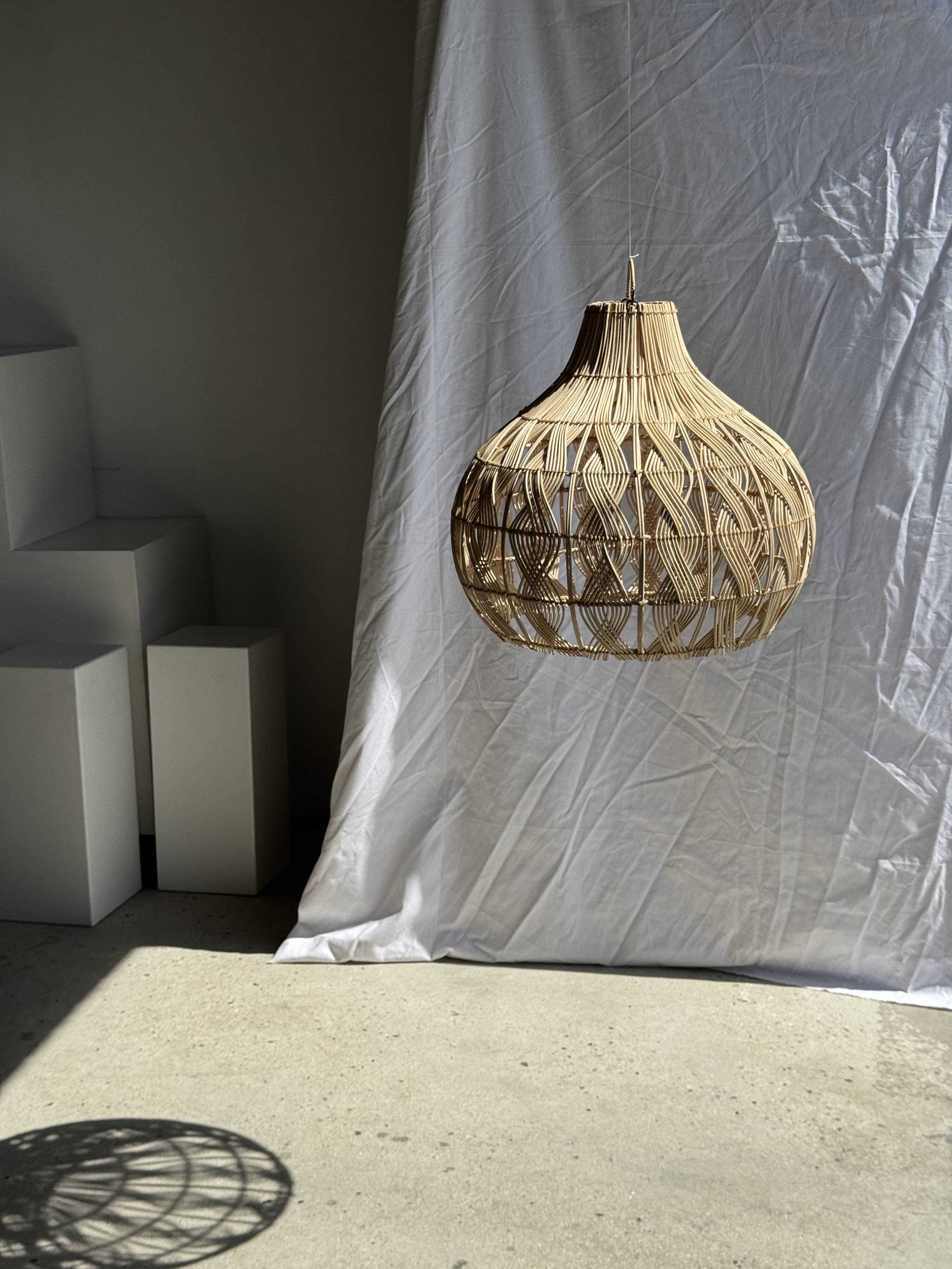 Suspension or rattan lampshade in the shape of a woven bulb.