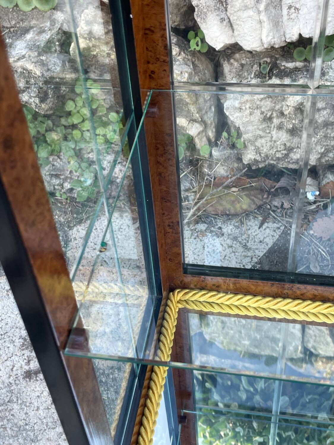 Pair of display cases in magnifying glass and black & gold lacquer, 20th century period