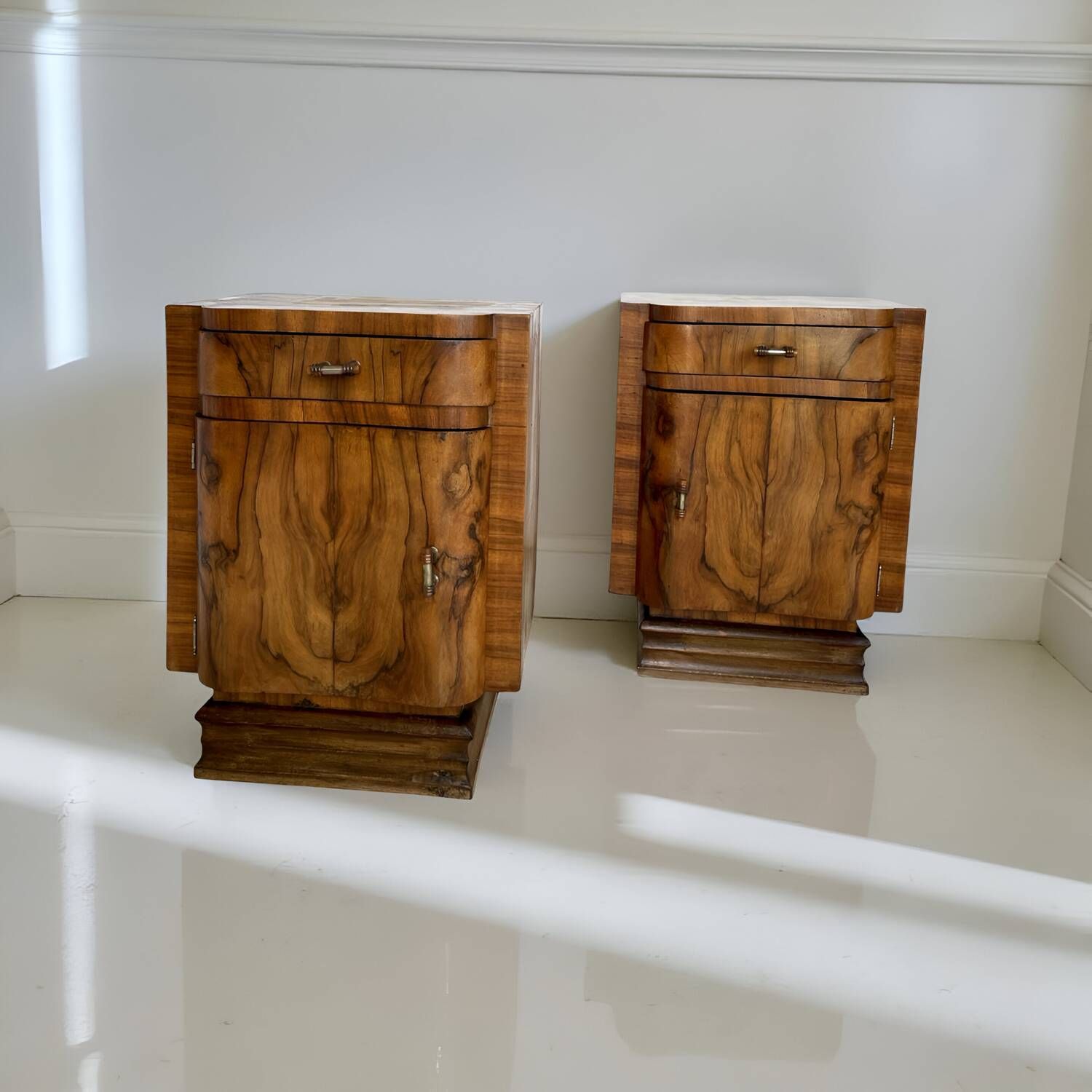 Tables de chevet Art déco italiennes en ronce de noyer, années 1930.