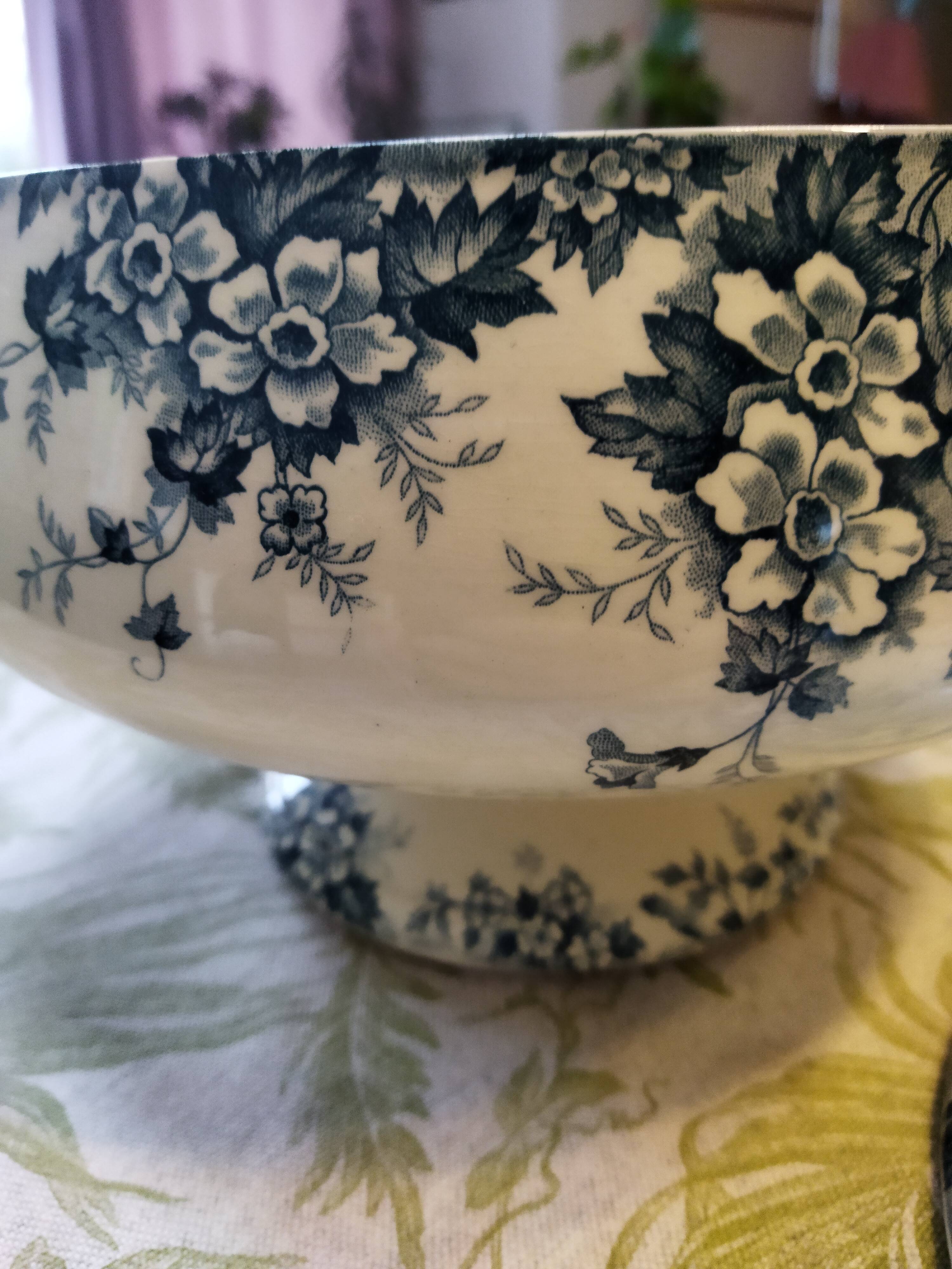 Souptureen or vegetable Saint Amand