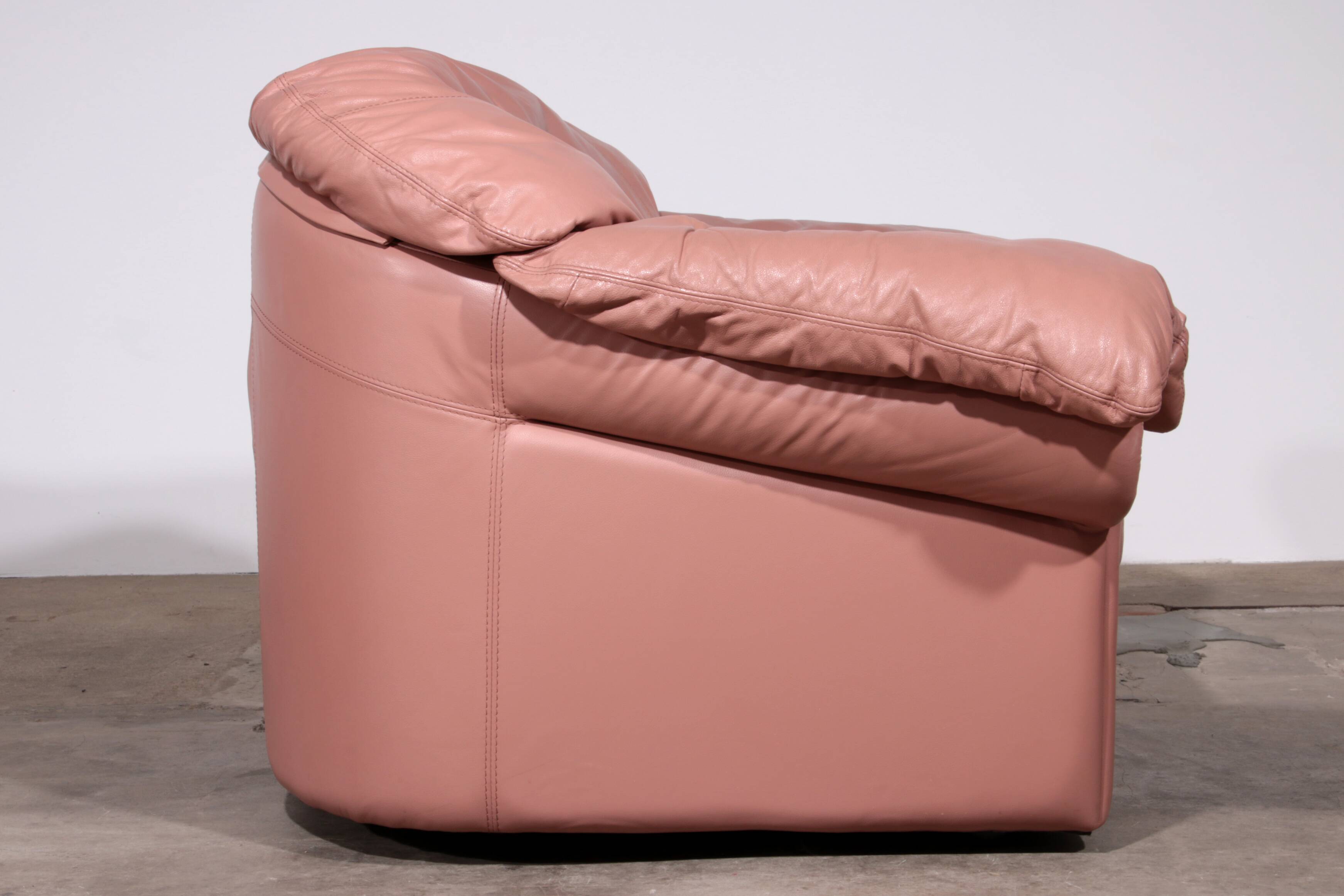 Ensemble de salon italien vintage – 4 pièces en cuir rose (années 1970)