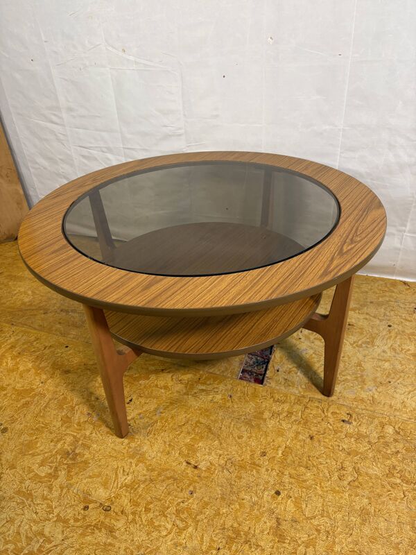Table basse ronde vintage rétro des années 1960-1970. Un style élégant.