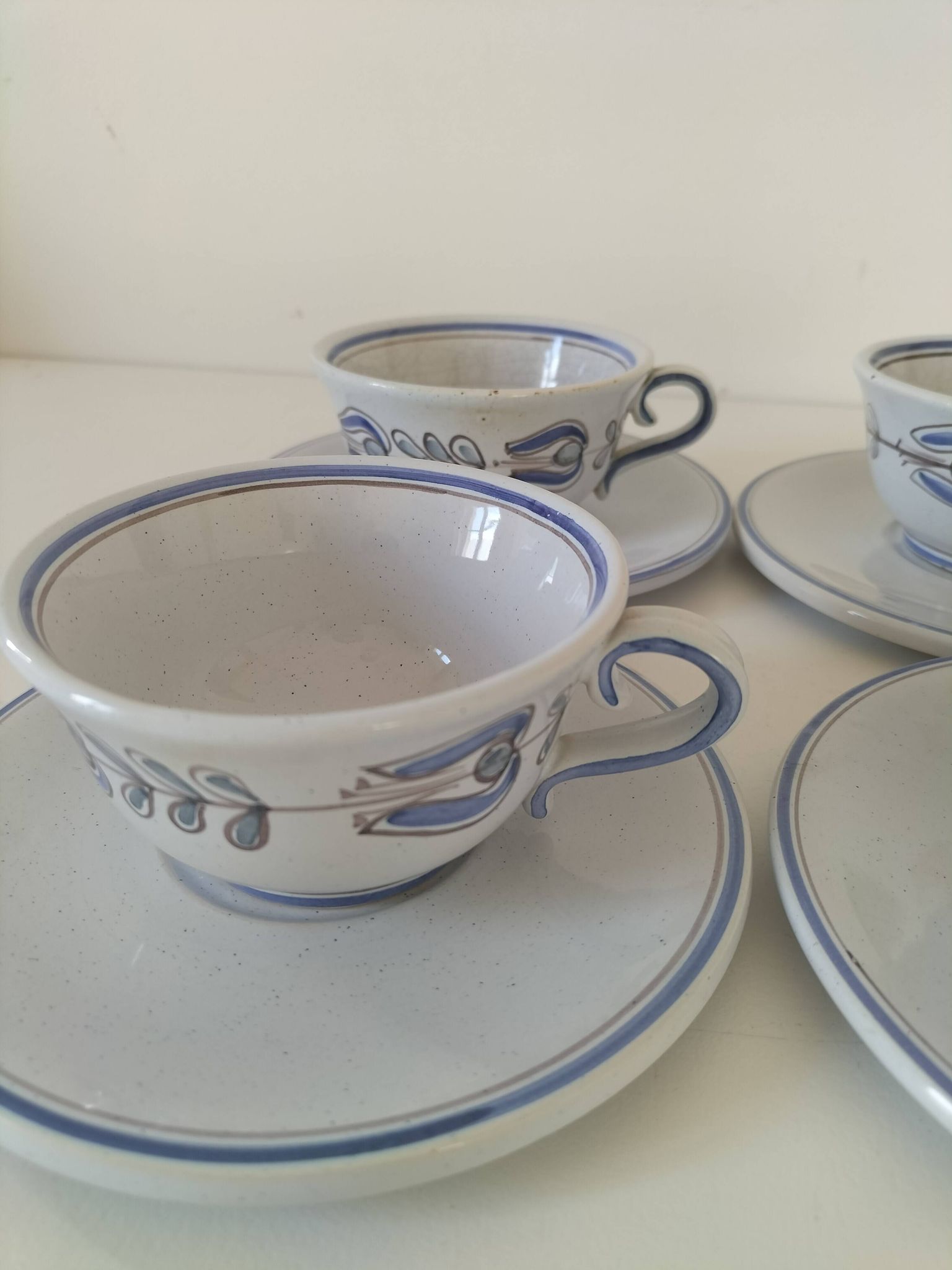 Tasses et soucoupes en terre vernissée
