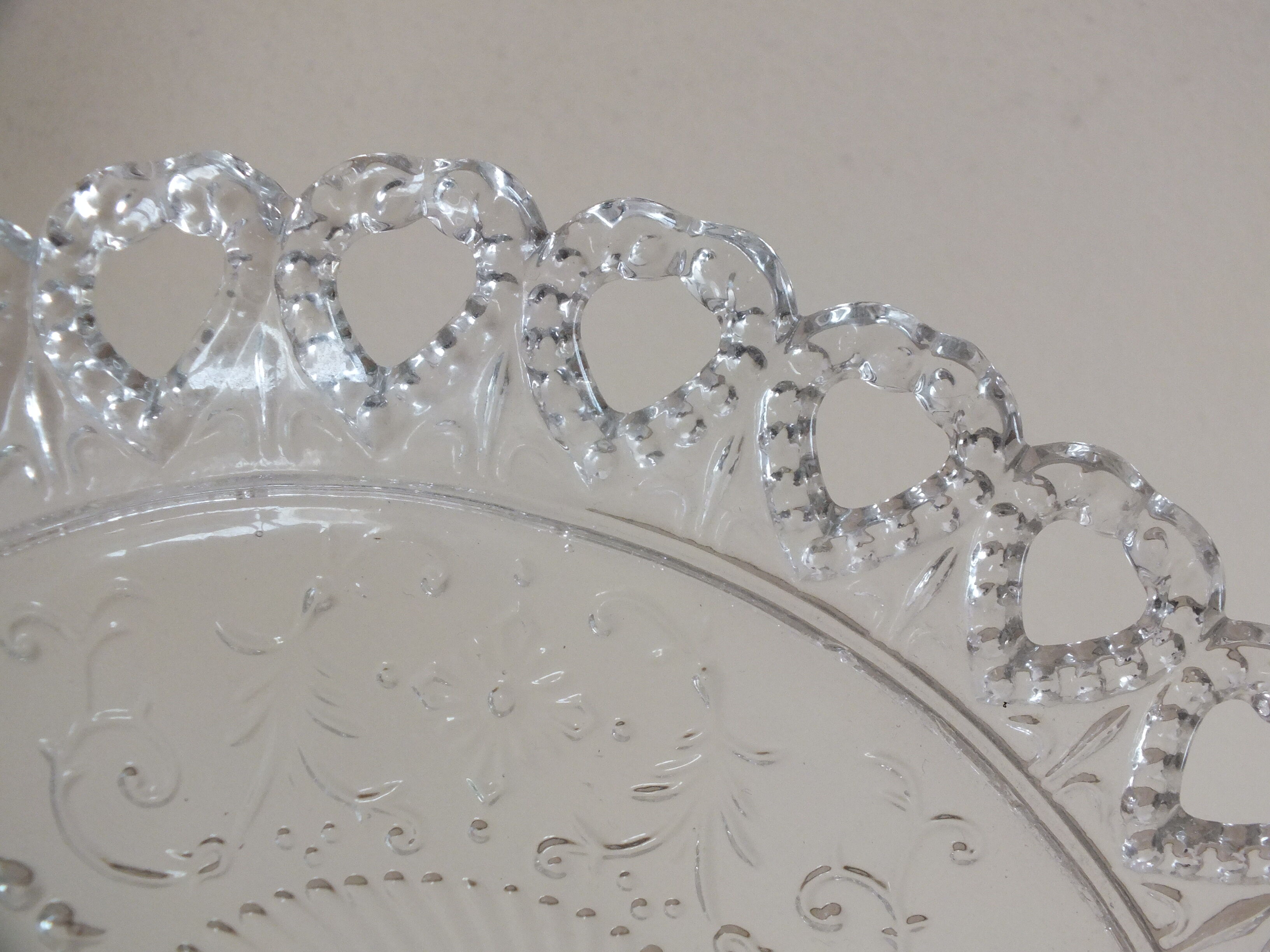 Arabesque molded crystal display cup serrated edges