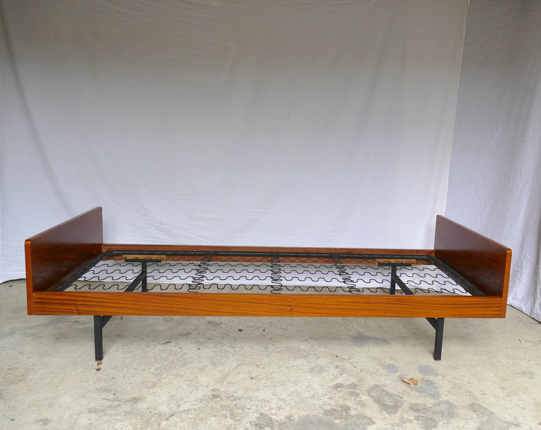 Daybed LC8 A.R.P. Pierre Guariche 1955