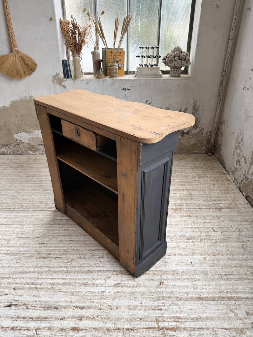 Floral 1920s trading counter