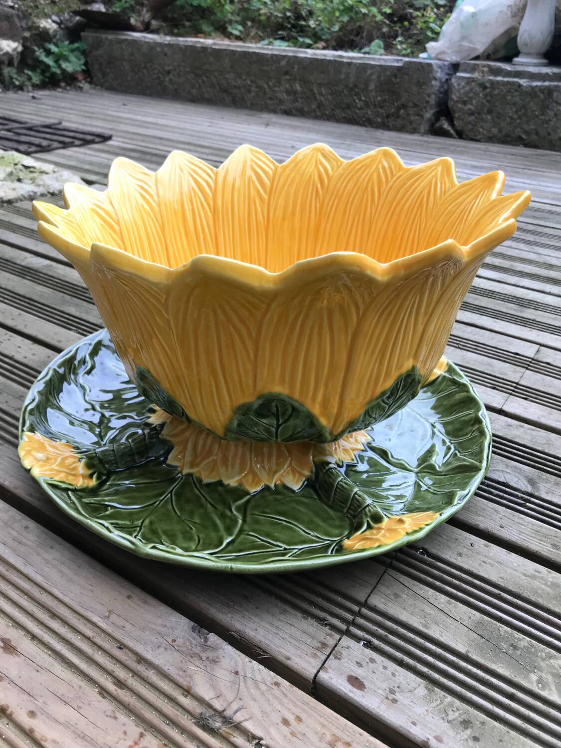 Begging dish and sunflower slip salad bowl