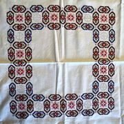 Linge de maison, nappe à thé brodée 6 serviettes vers 1960
