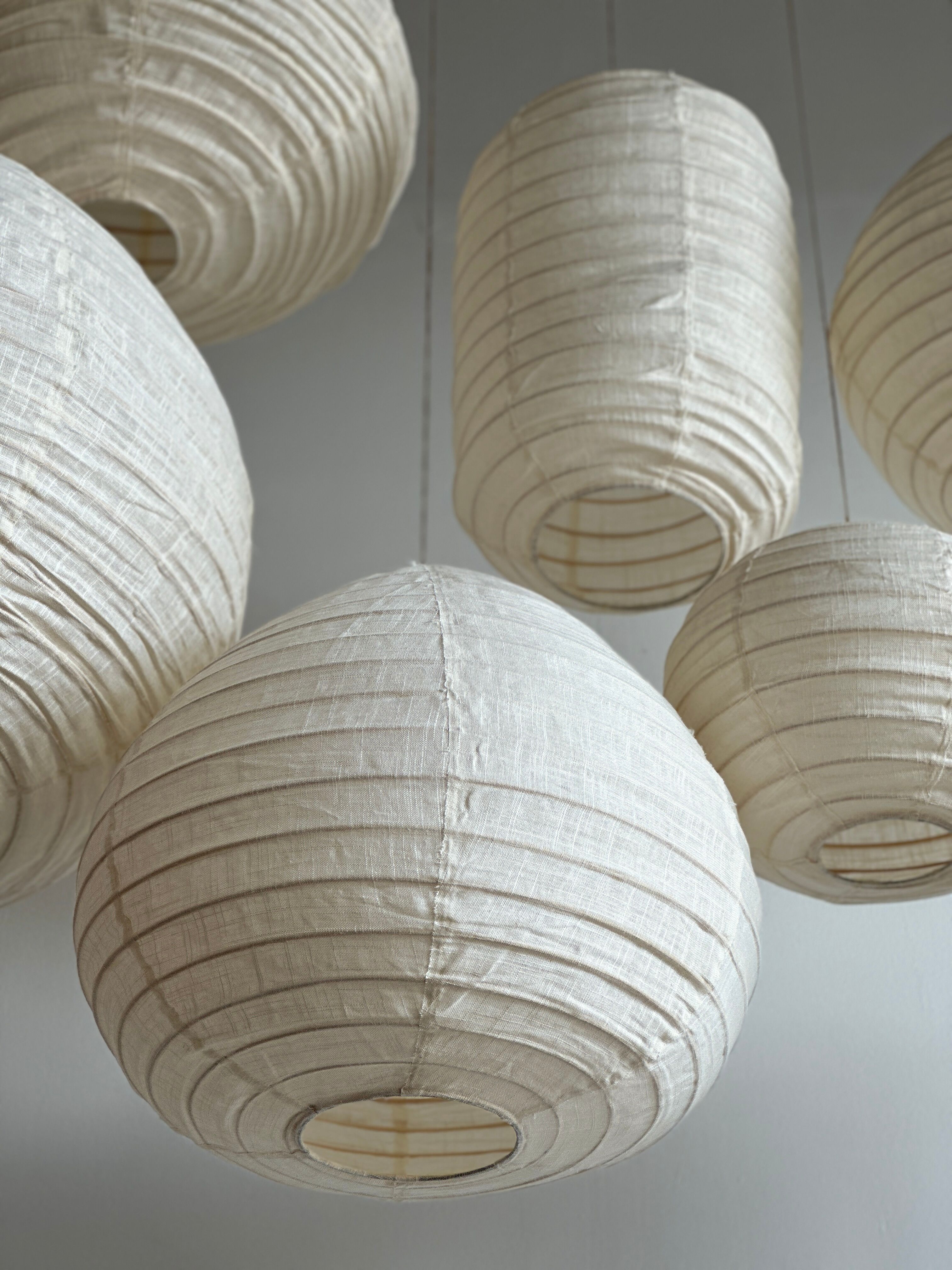 Suspension in rattan and natural japanese linen in the shape of a drop