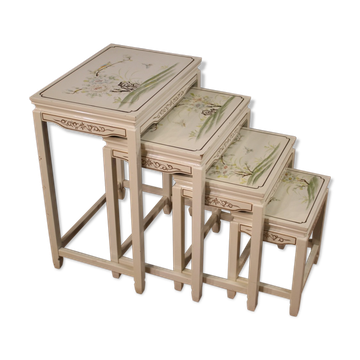 Quatre tables basses laquées et peintes