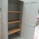 Armoire parisienne vintage réenchantée en vert de gris.
