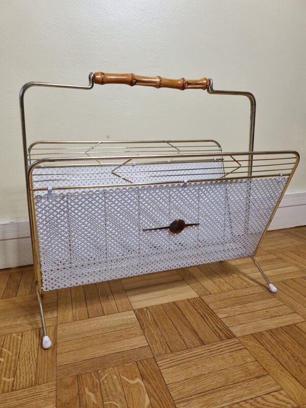 Porte-revue vintage ''Cavalier'' en métal perforé blanc et rotin