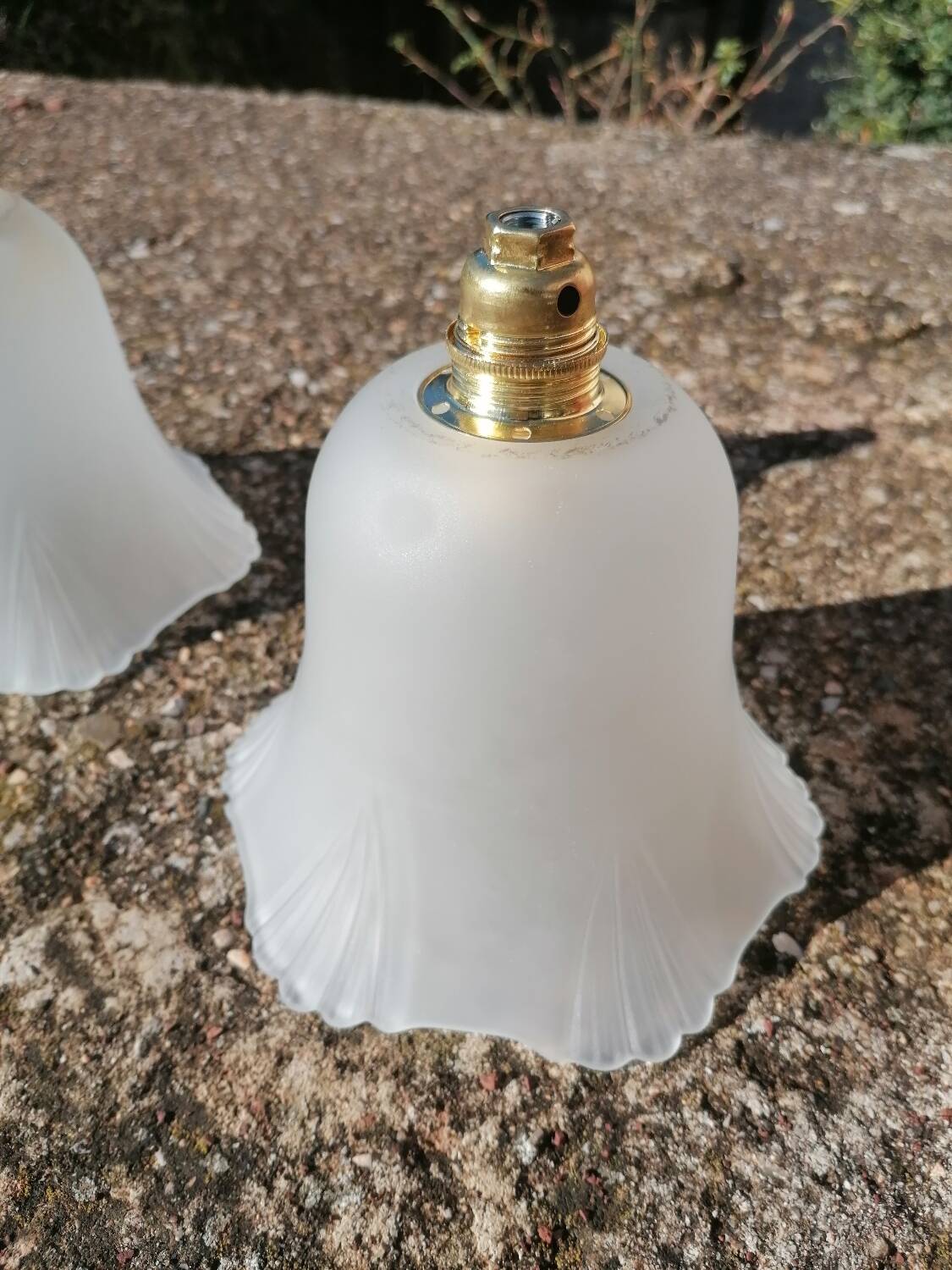 Lot de 2 baladeuses suspensions vintage en verre blanc