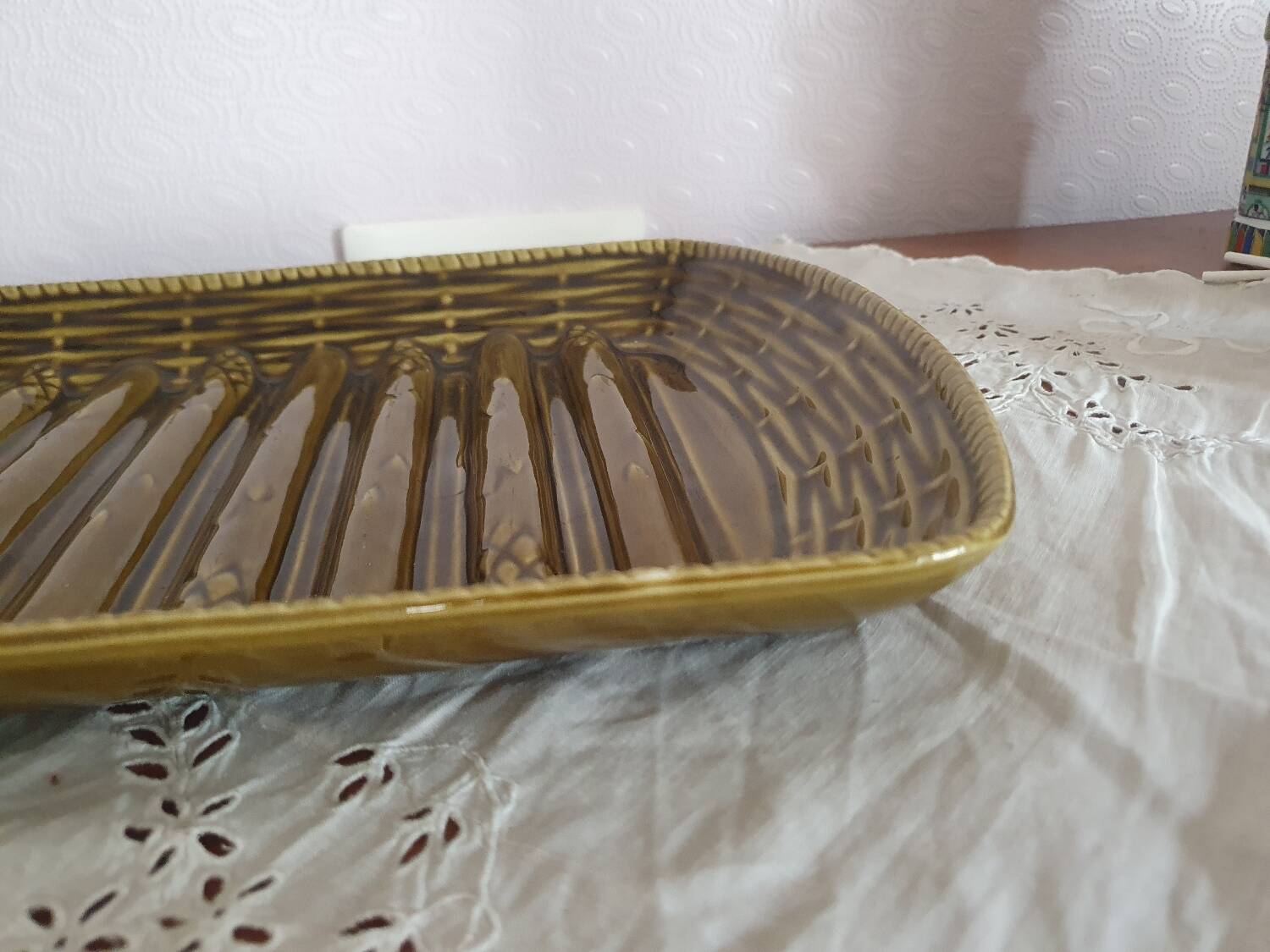 Khaki asparagus dish in vintage Sarregemines France slip