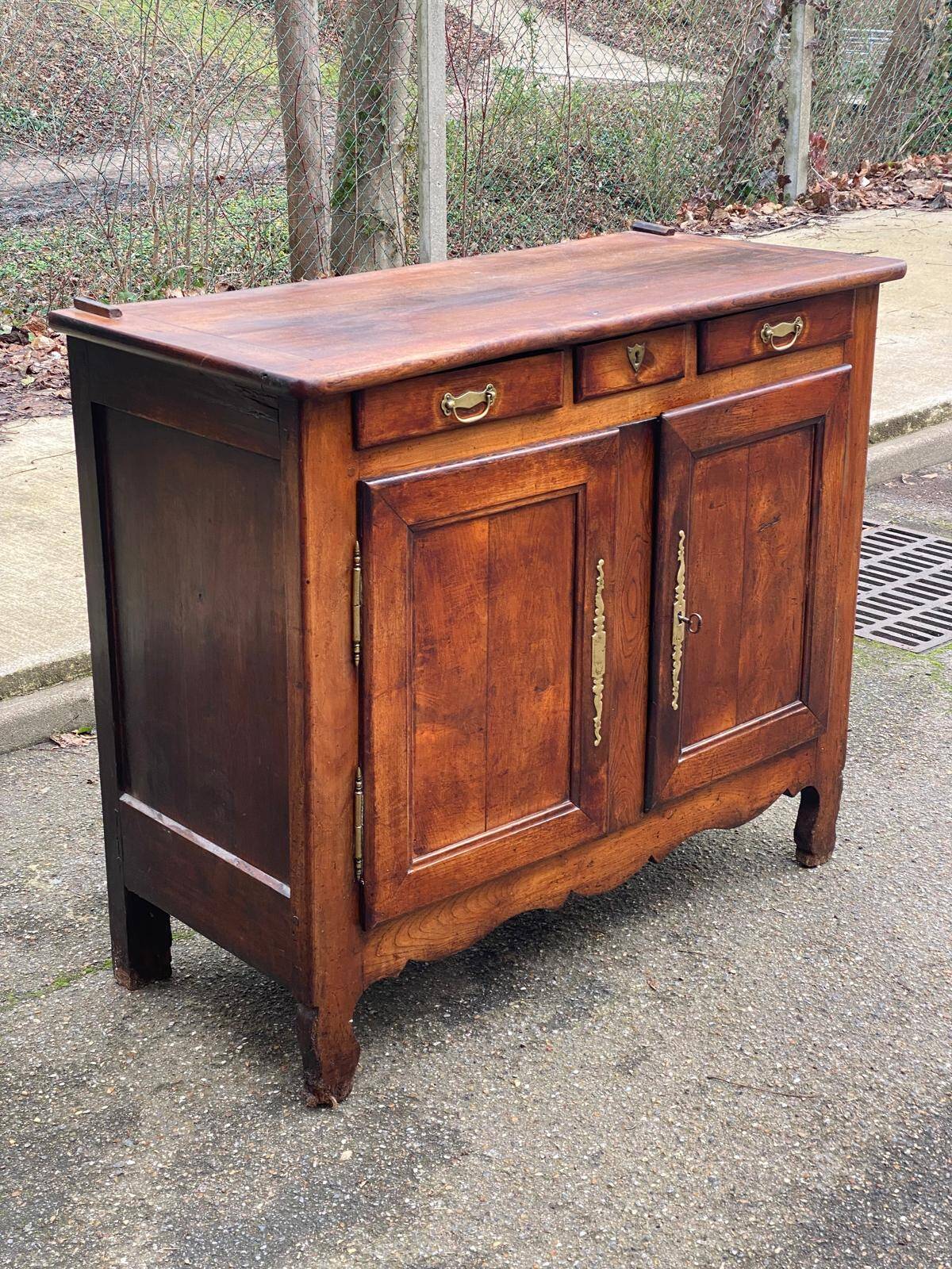 Louis XV buffet in solid wood from the 18th century, 120cm.