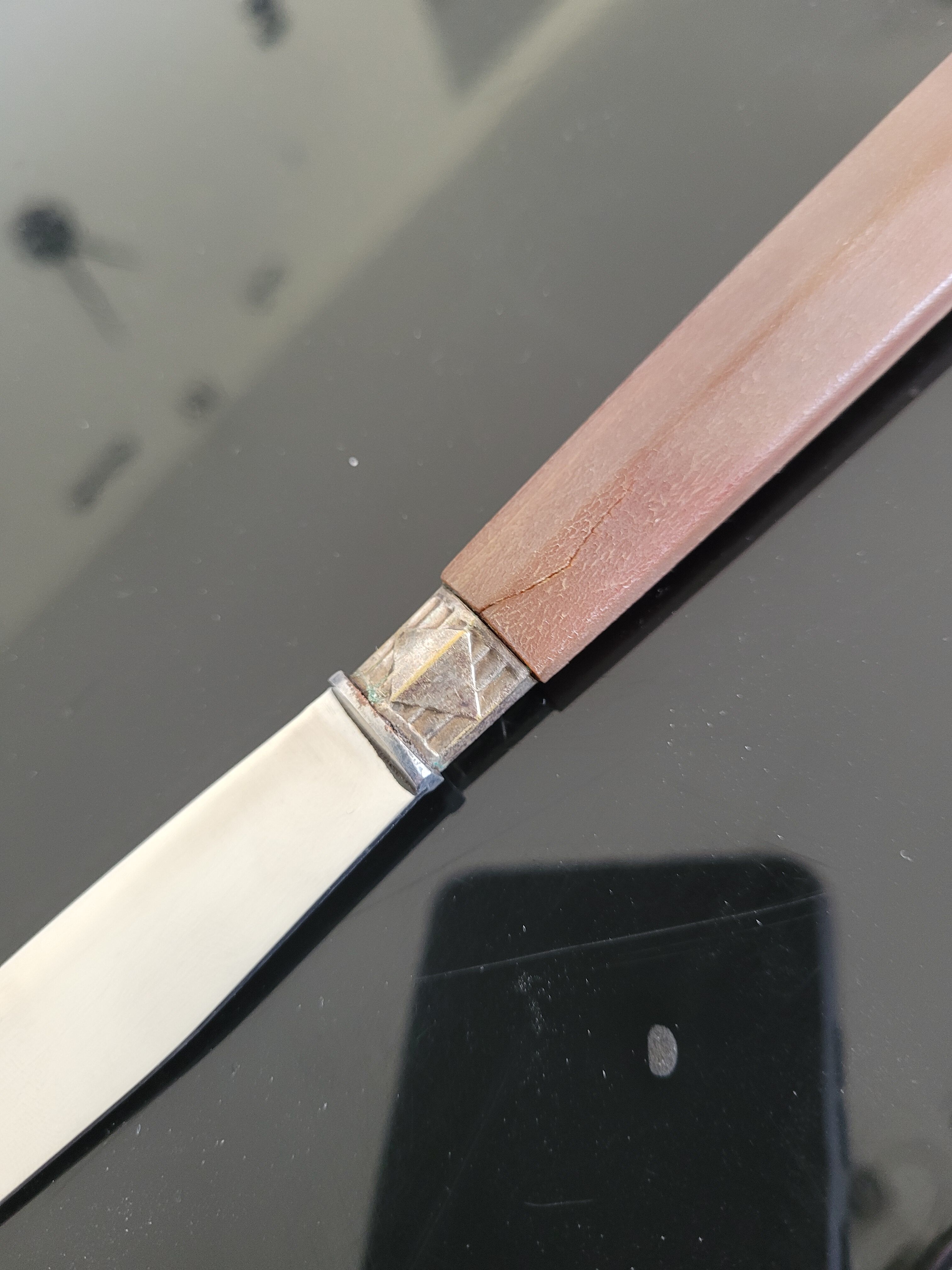 11 bakelite handle knives