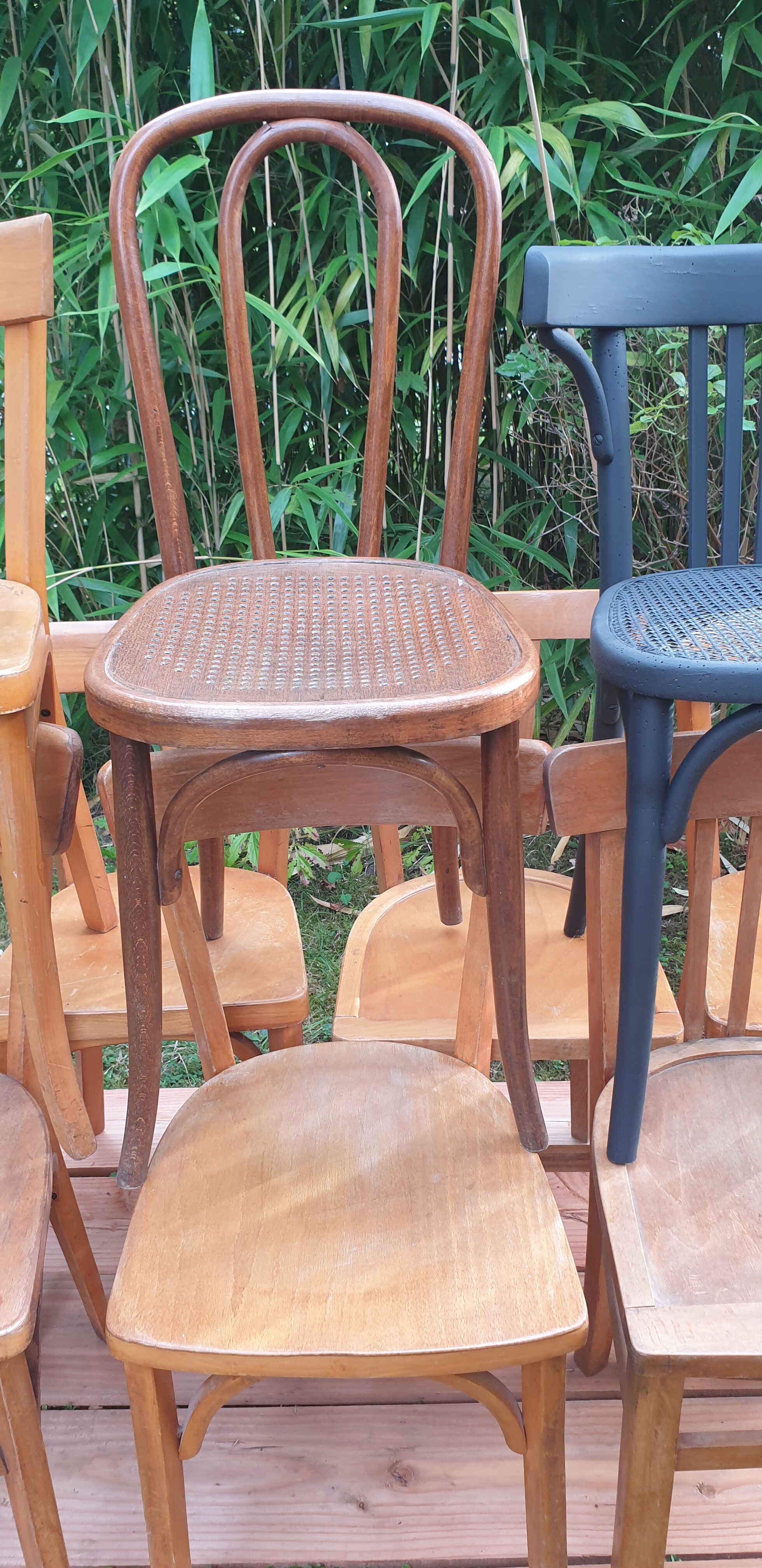 Lot de dix chaises bistrot dépareillées
