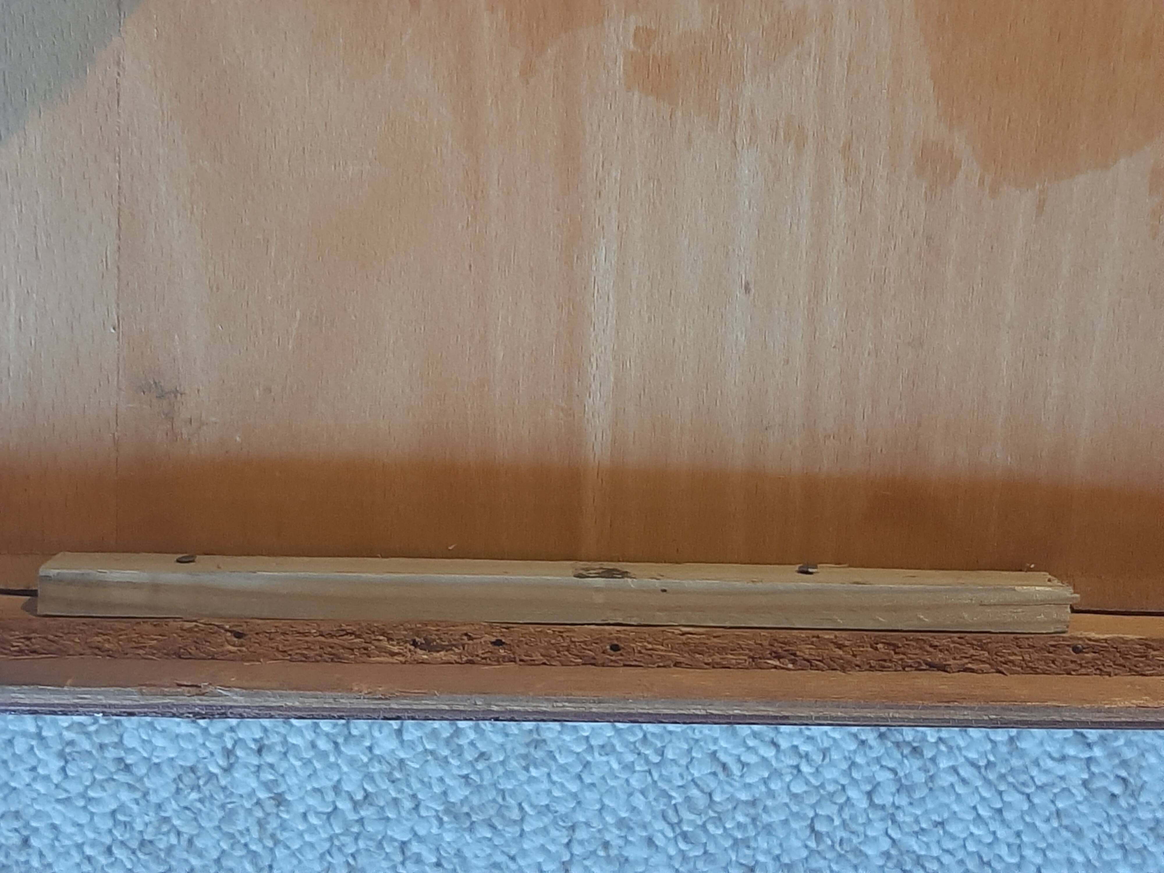 Commode en bois vernis, années 80