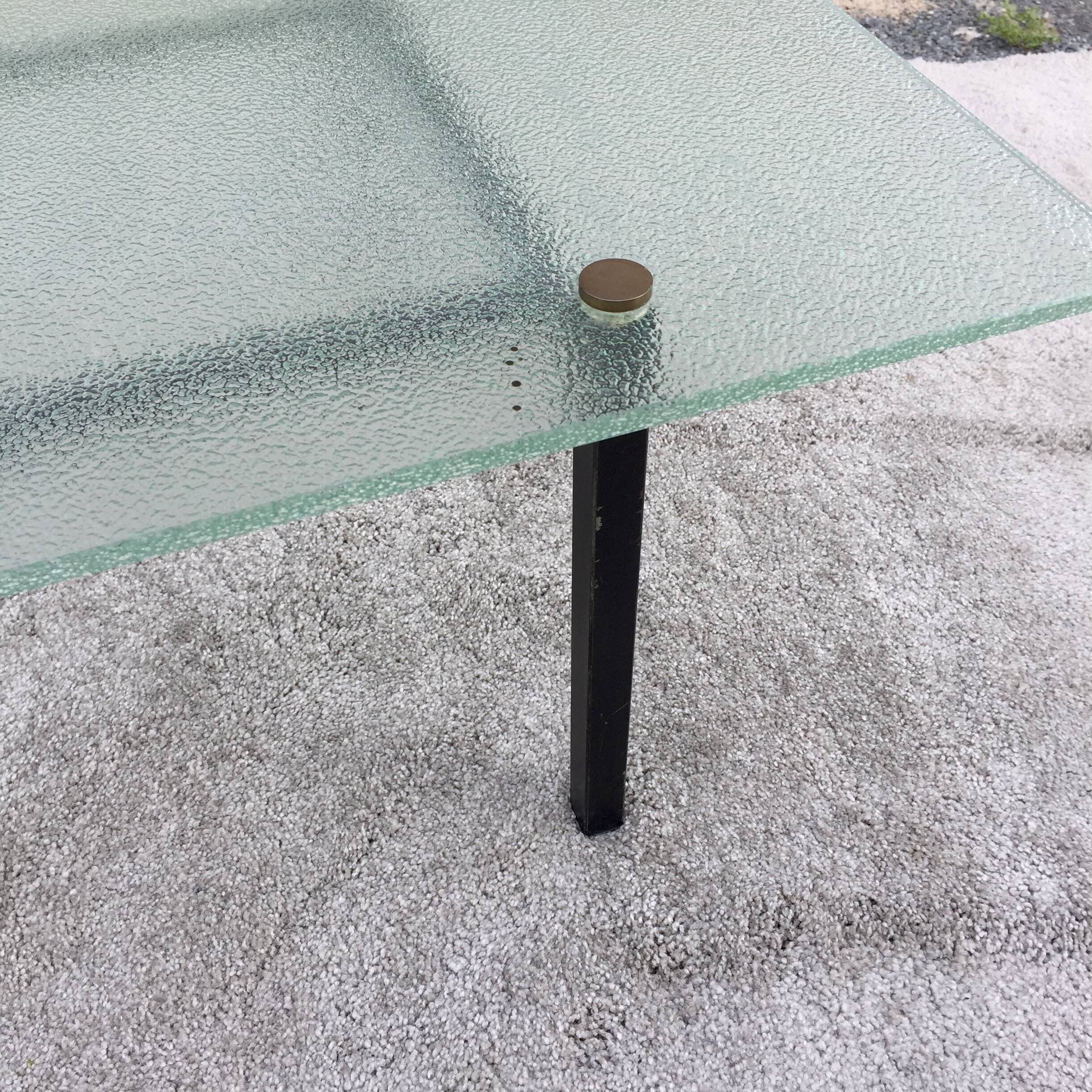 Table basse moderniste en verre givré 1950