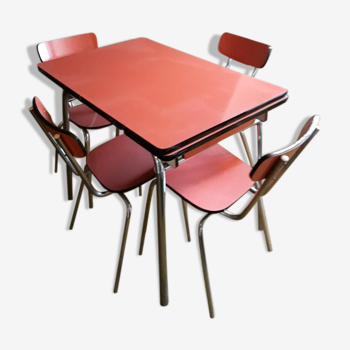 Table en formica rouge avec 4 chaises