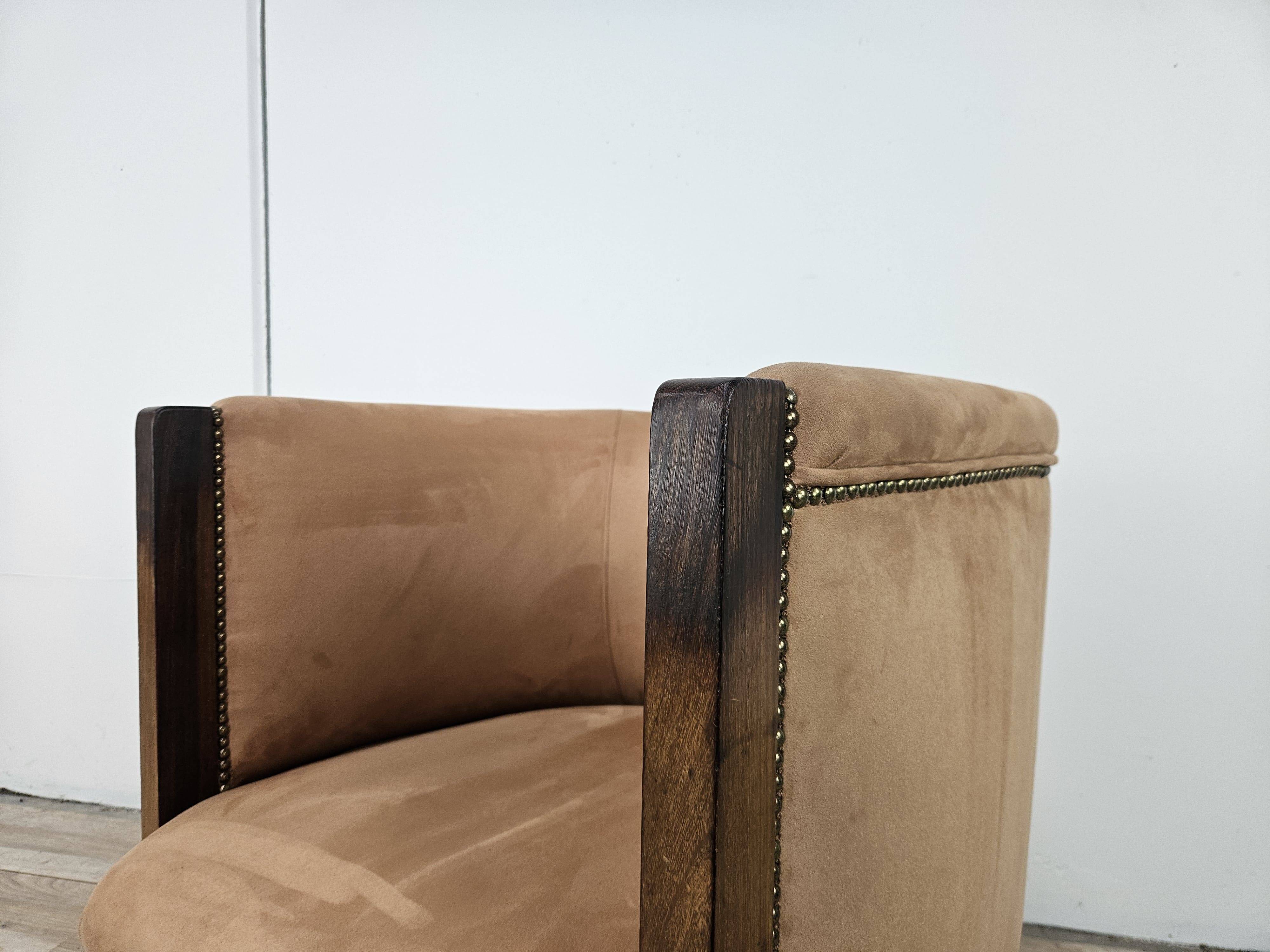 1940s Art Decò armchair in walnut and velvet