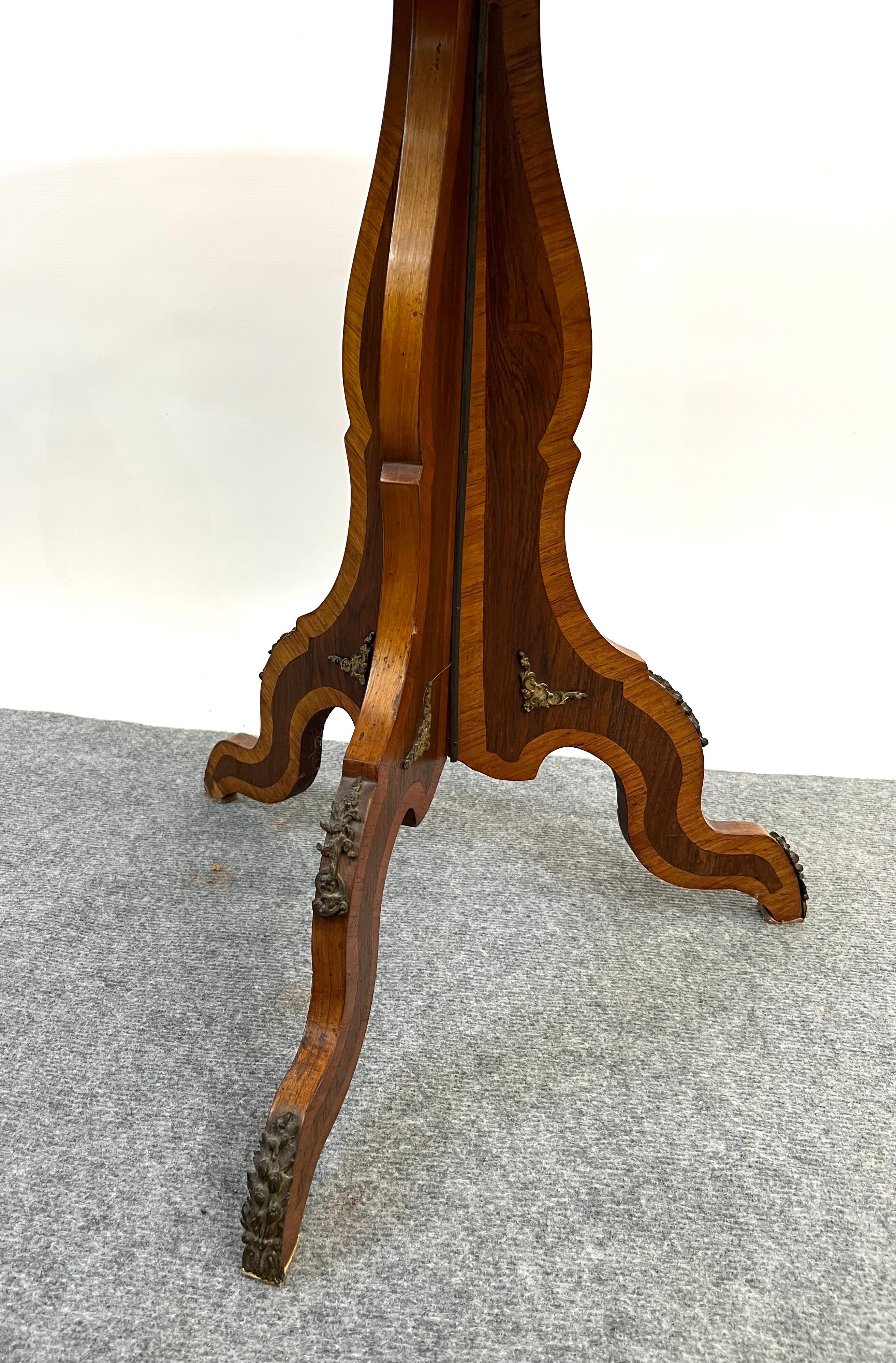 Gueridon tripode marquetée repliable style Louis XVI table d'appoint