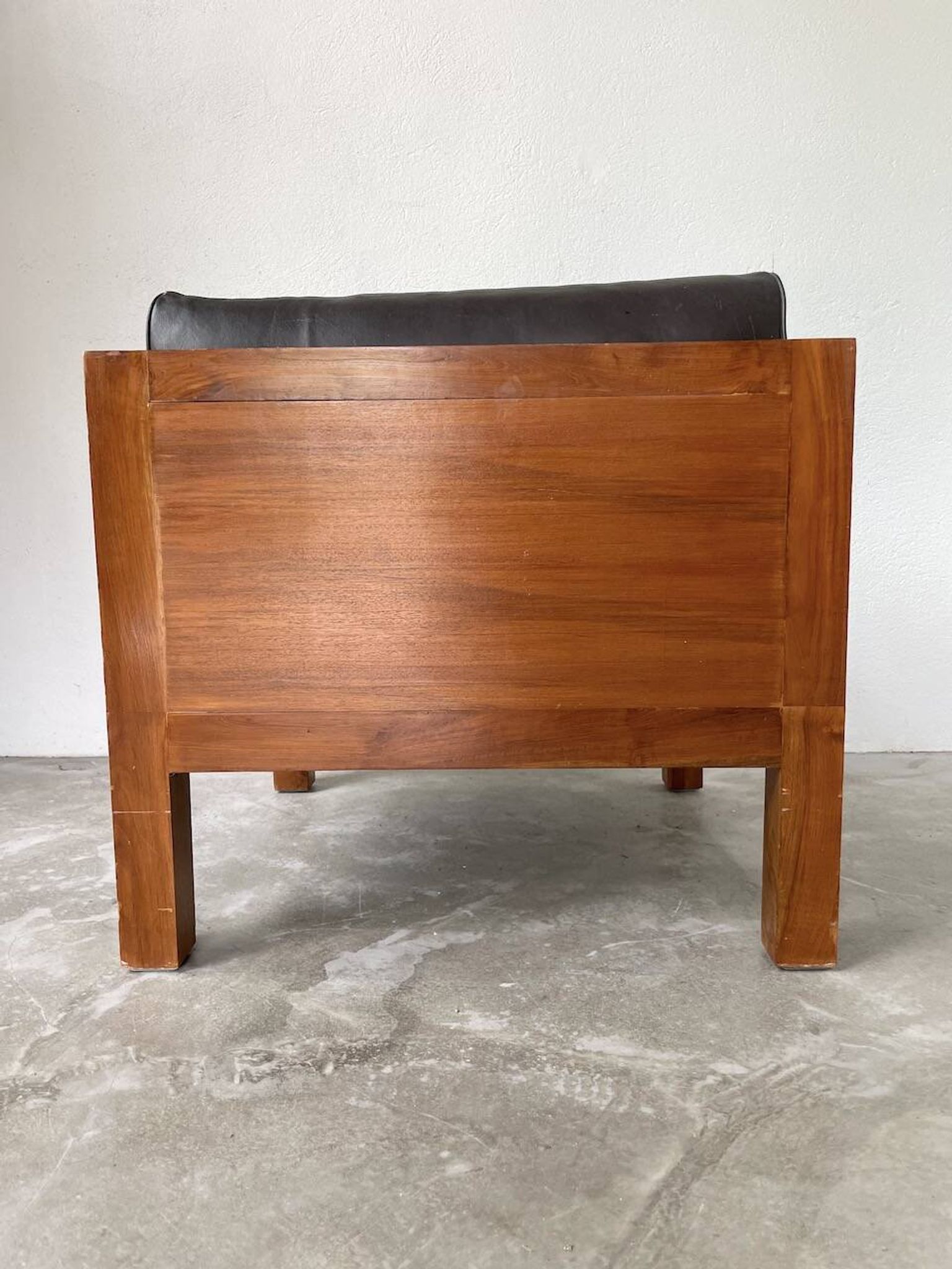 Fauteuil moderniste bois exotique et cuir
