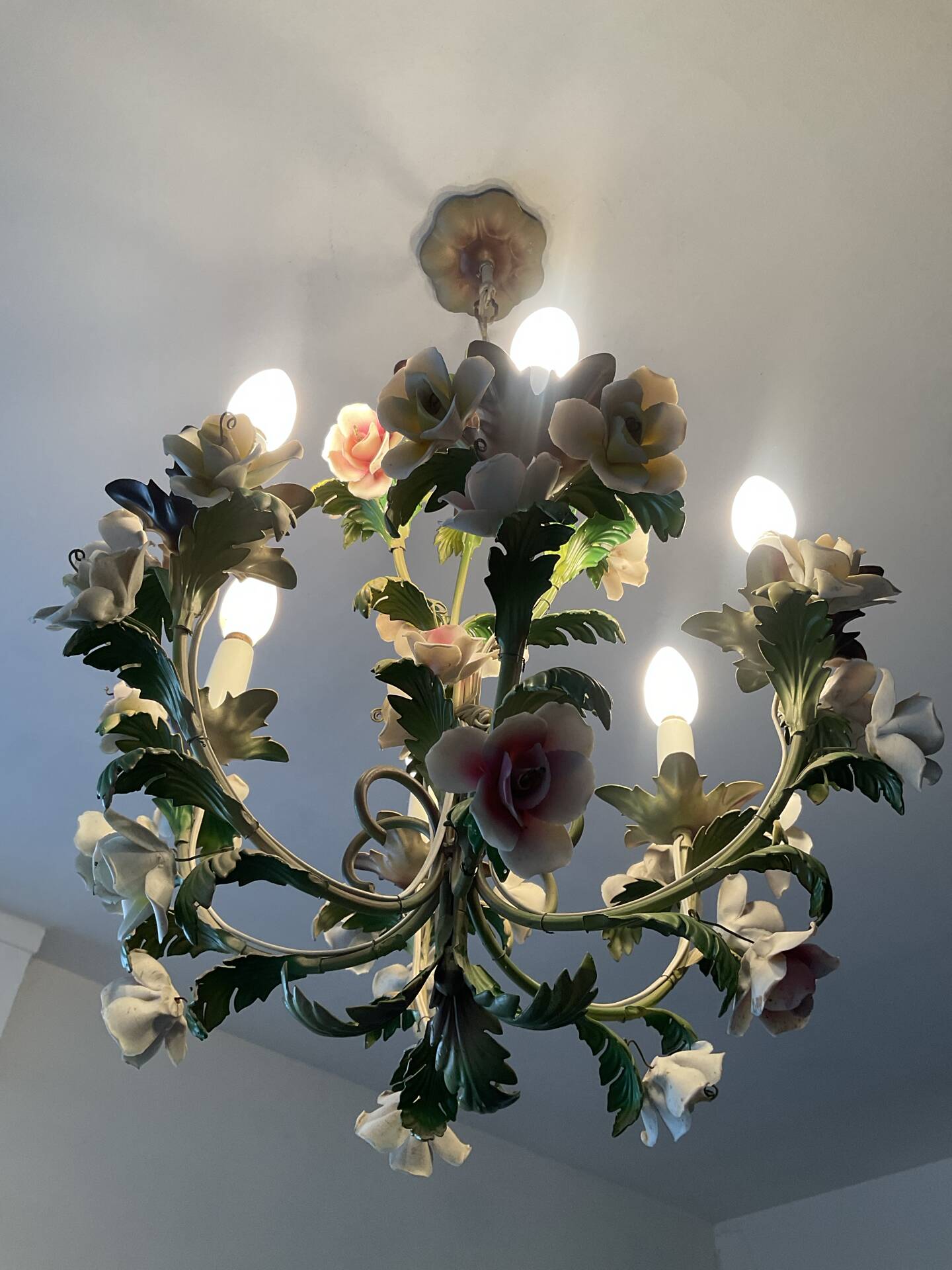 Vintage Italian chandelier in porcelain and tin from the 1950s.