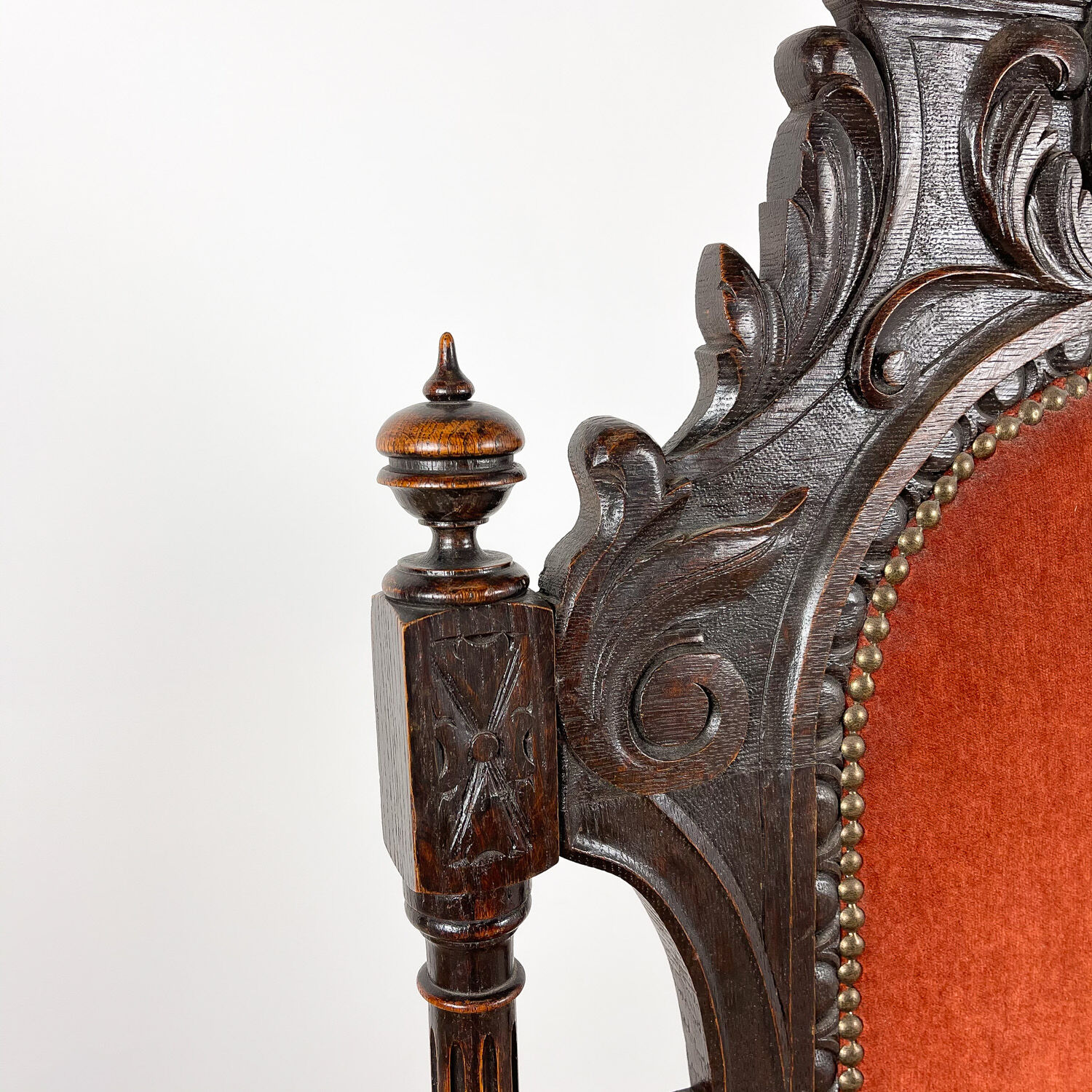 Fauteuil en chêne sculpté du XIXe siècle