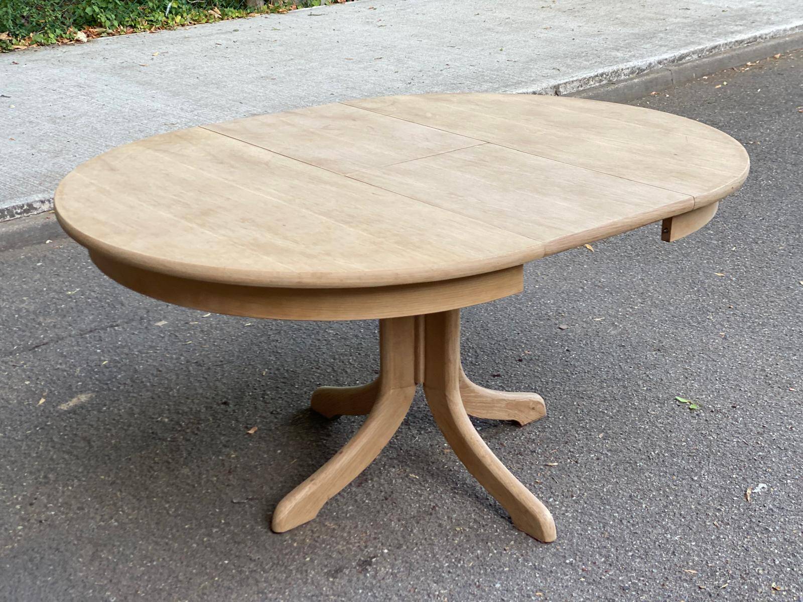 Renovated Scandinavian dining table in solid oak with a central leg from the 1970s.