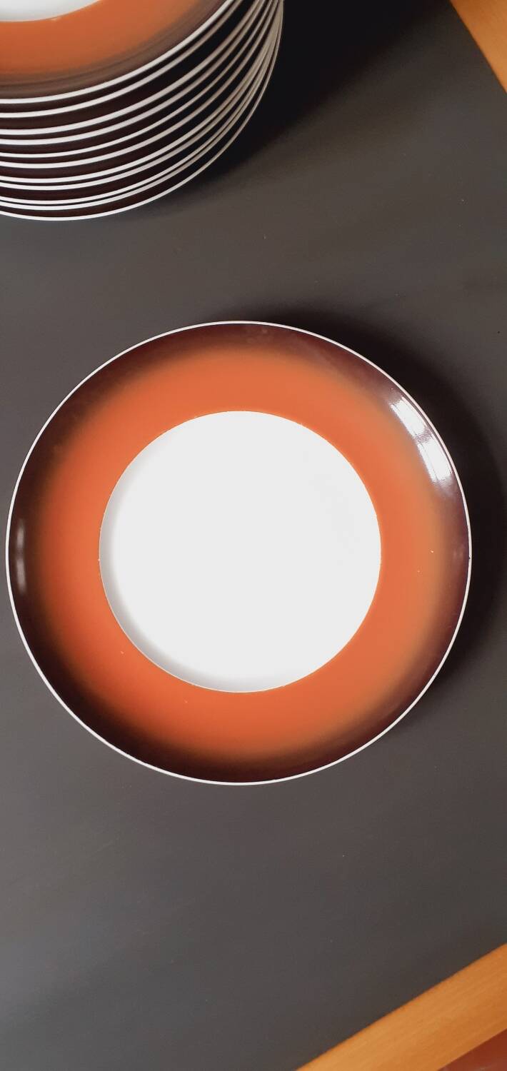 12 Space Age dinner plates from the 70s in porcelain from the Manufacture Royale De