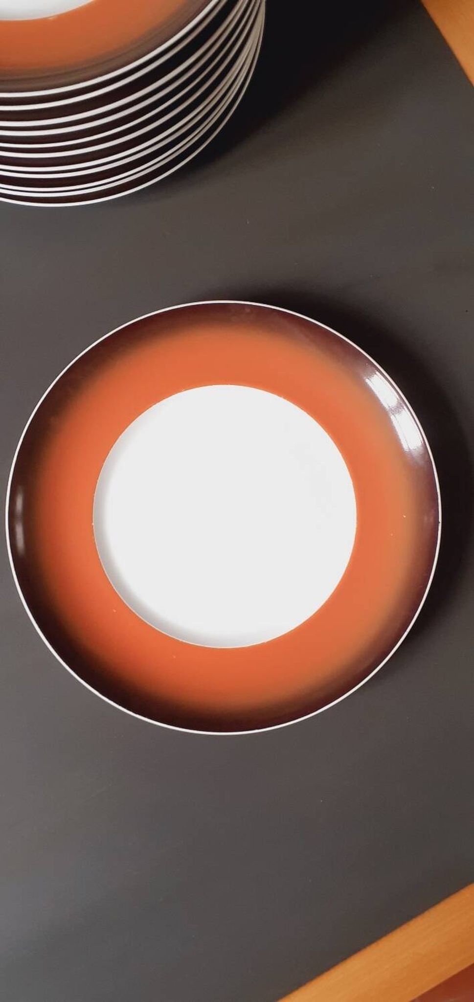12 Space Age dinner plates from the 70s in porcelain from the Manufacture Royale De