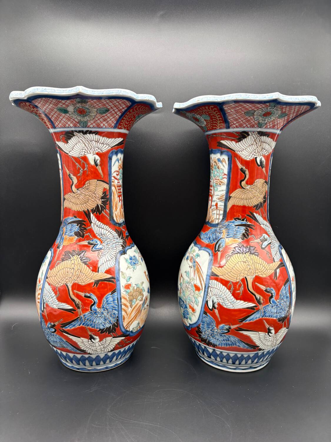 Paire de Vases Cornets Japonais Imari | Décor de Grues & Rouge de Fer