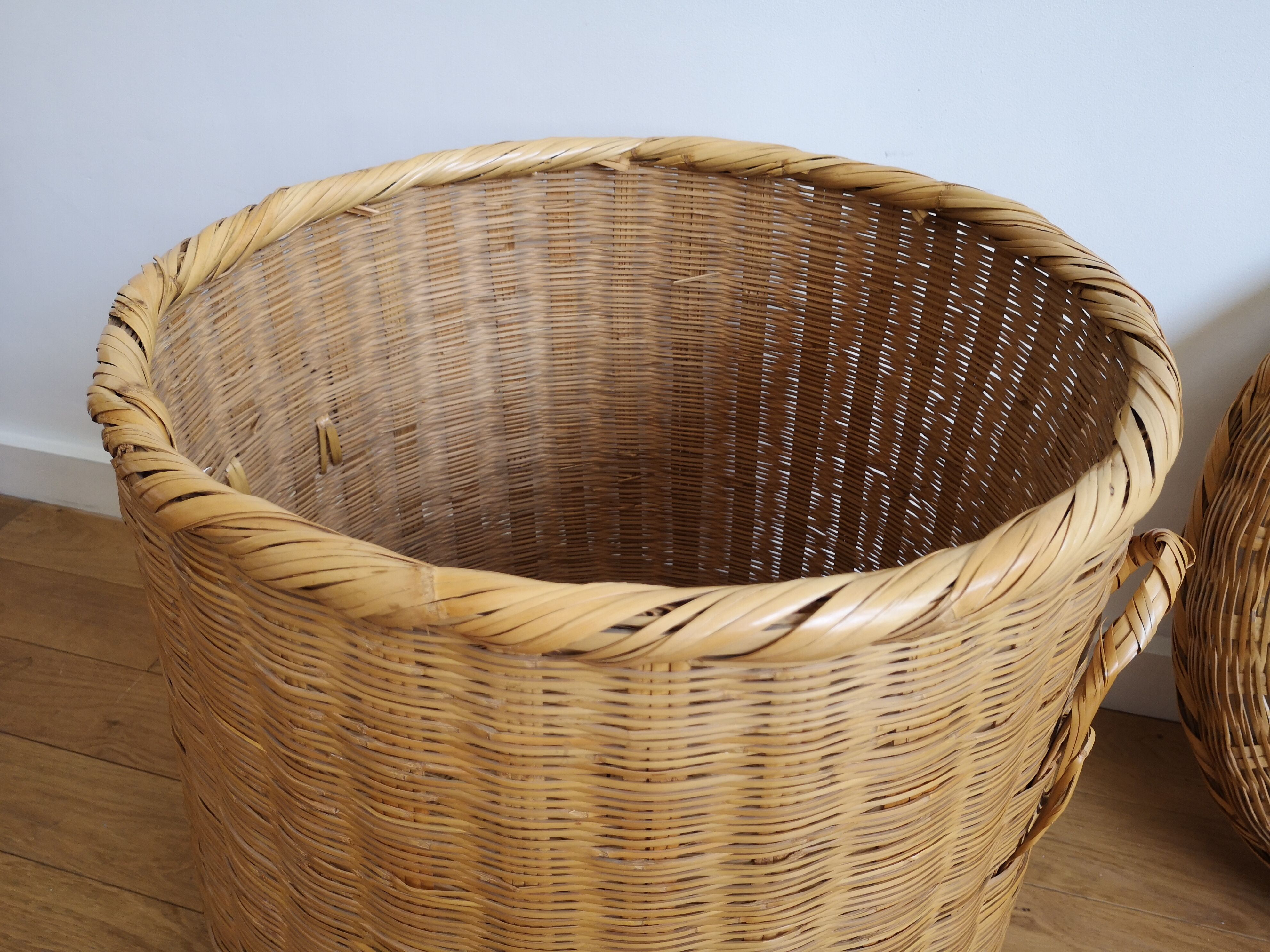 Wicker basket with lid