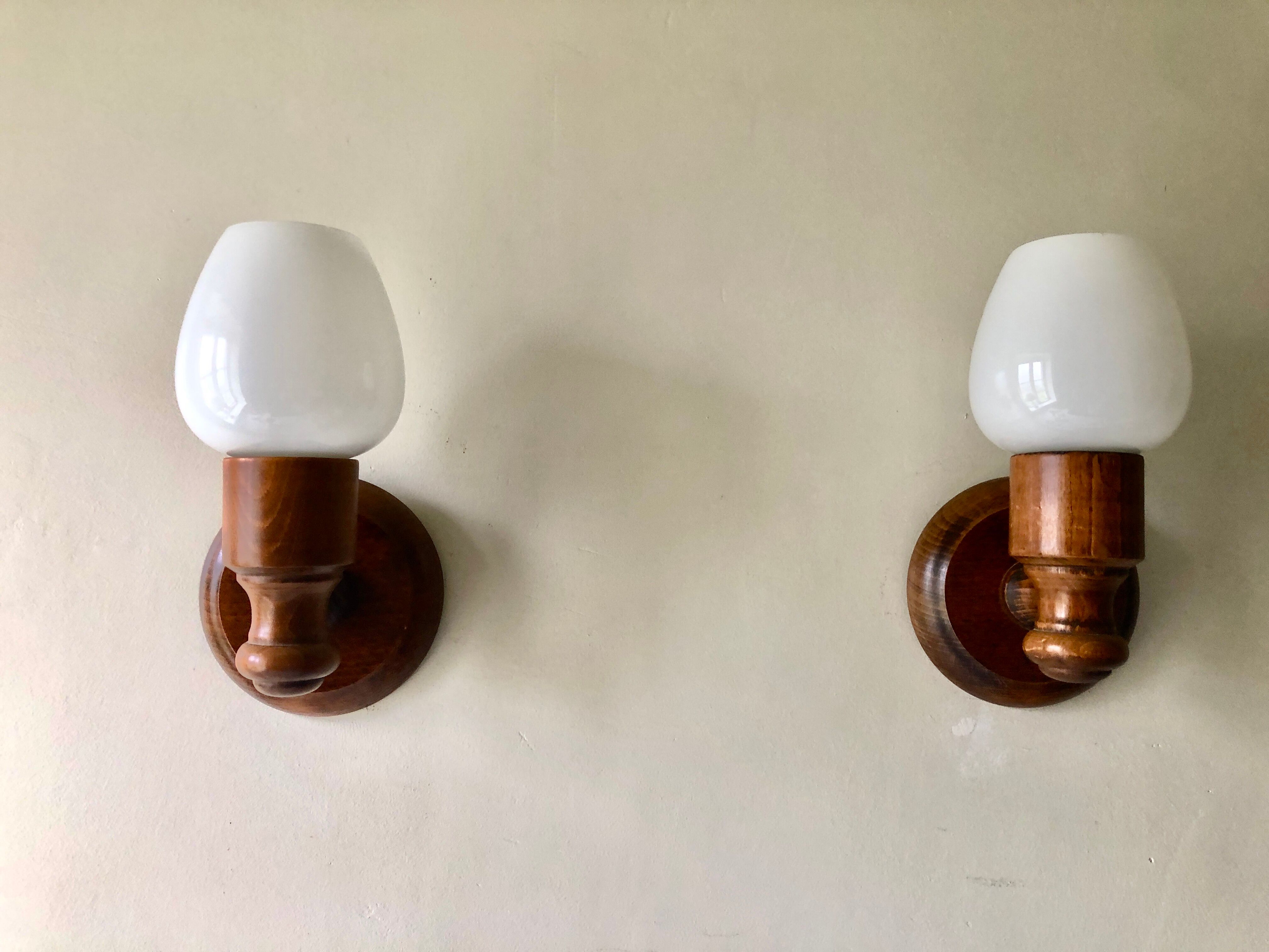 Paire d'appliques 1980 bois et opaline