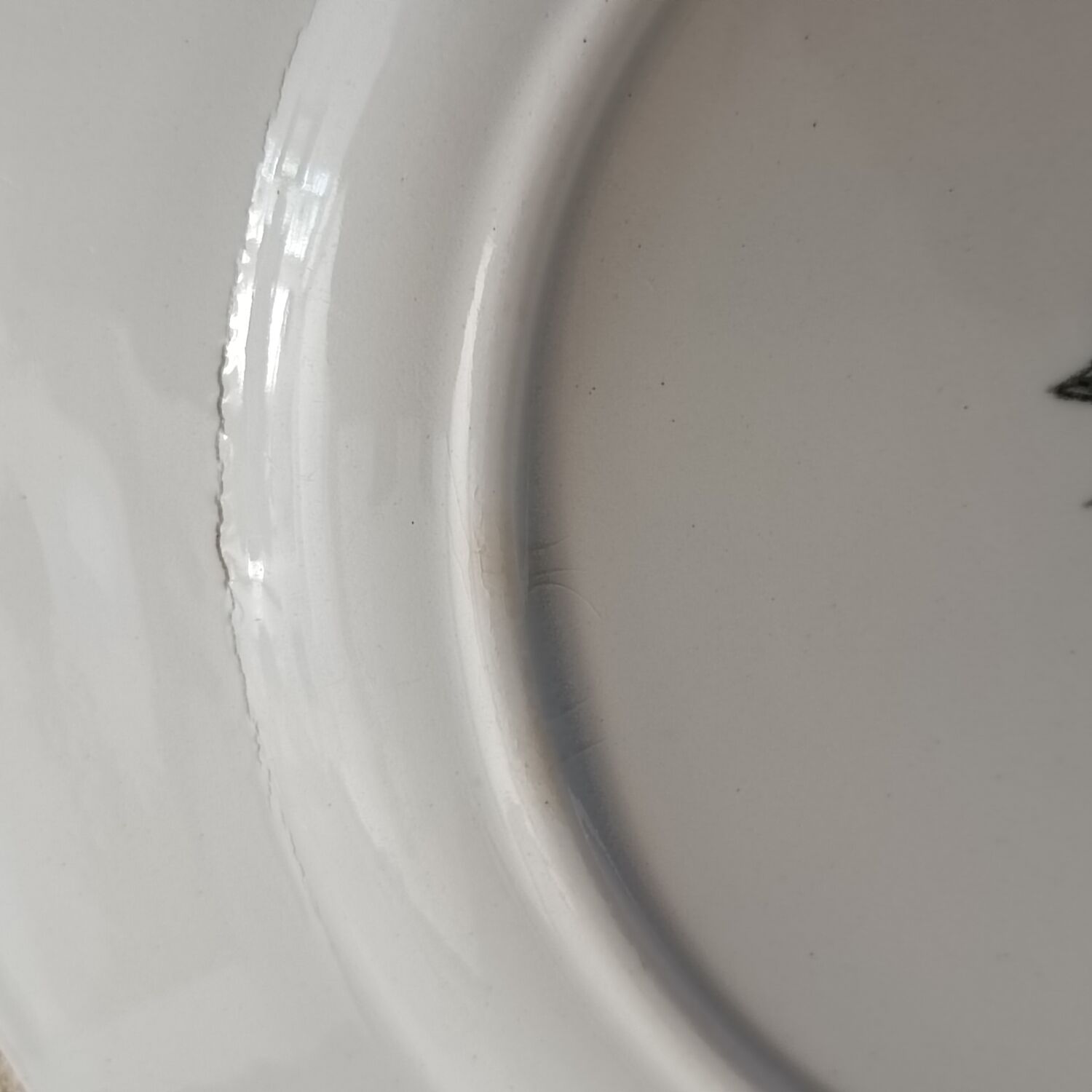 3 plates on board scalloped Moulin des loups