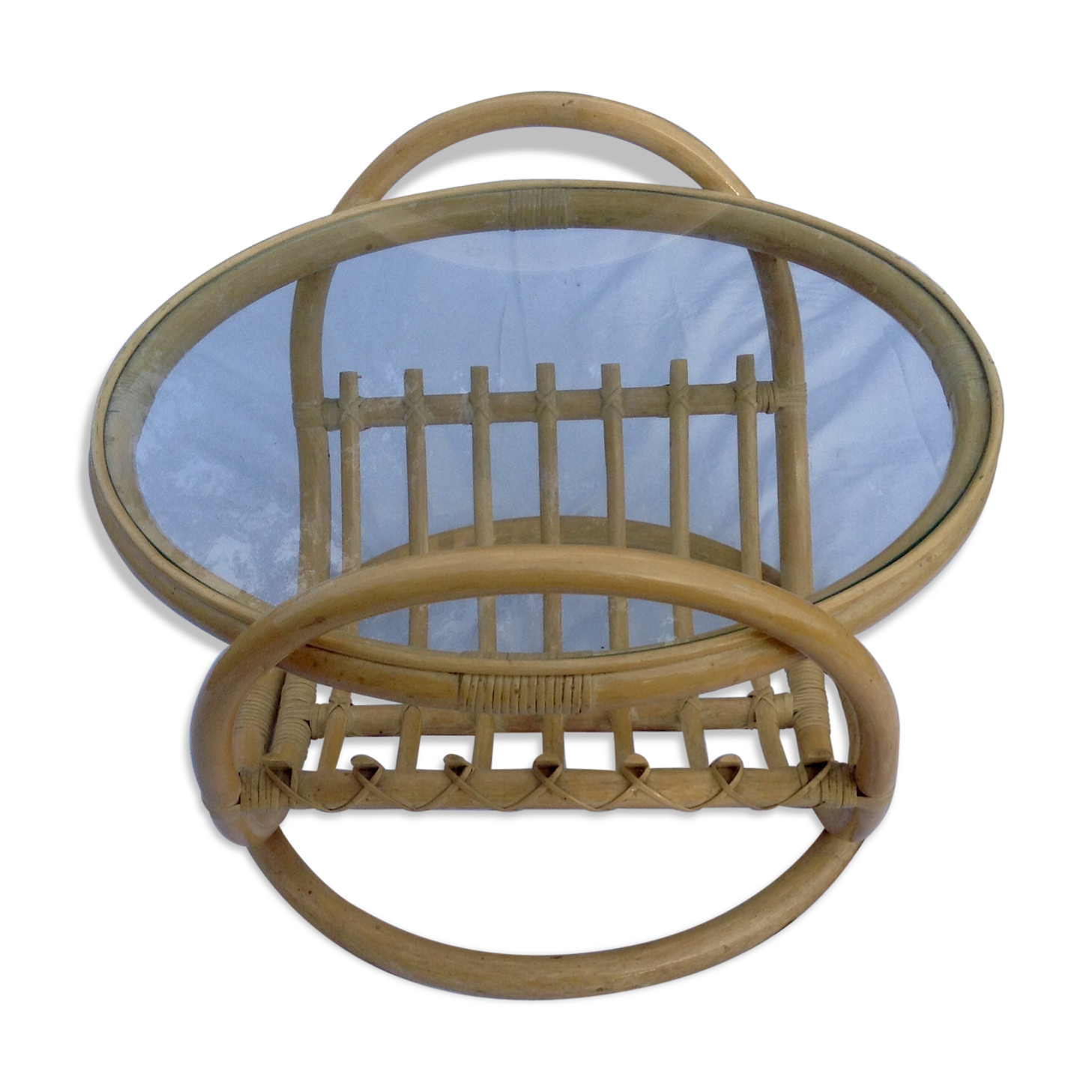 Round coffee table in glass and rattan