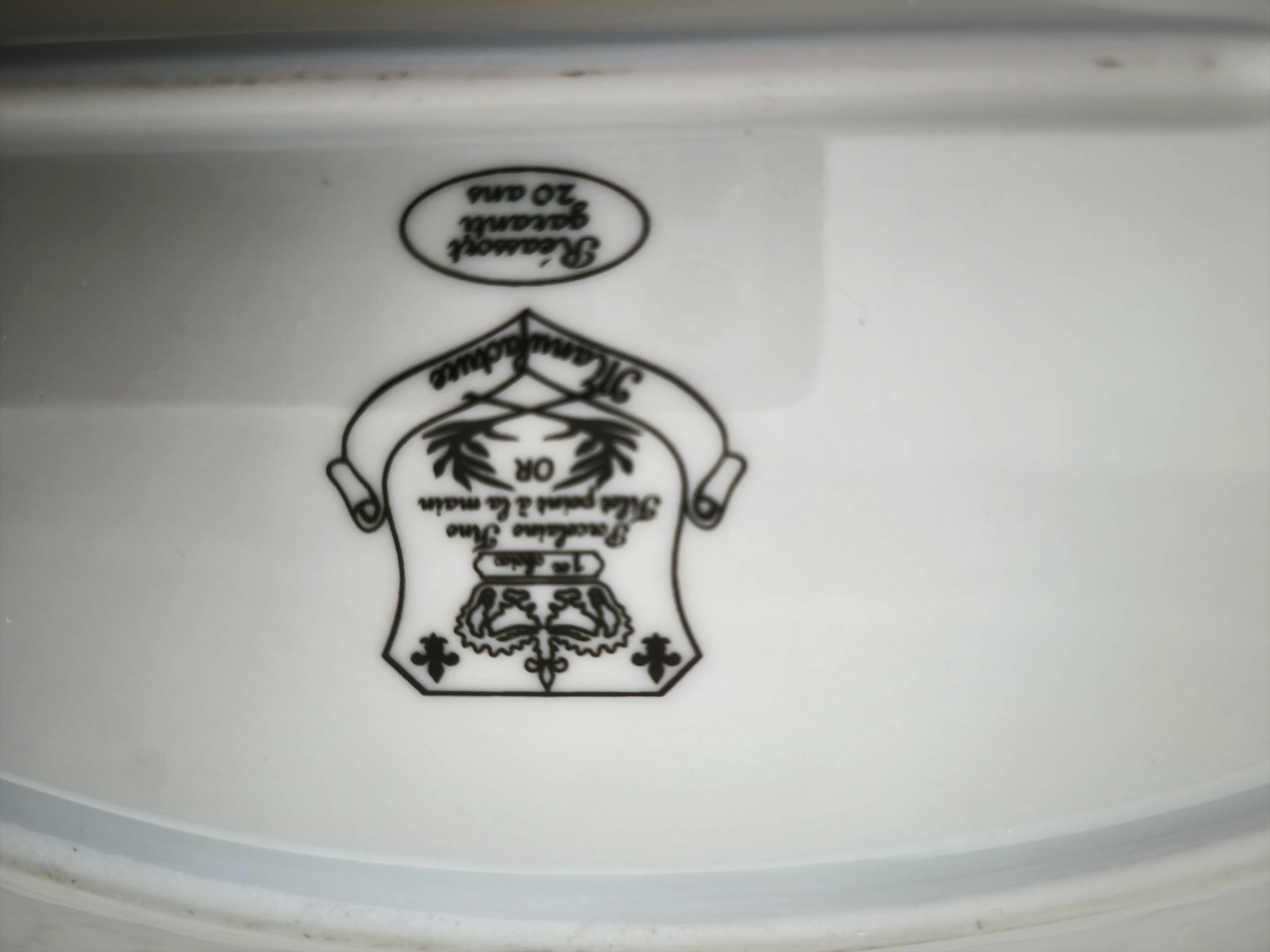 Oval porcelain plate with double gold line, hand-painted.