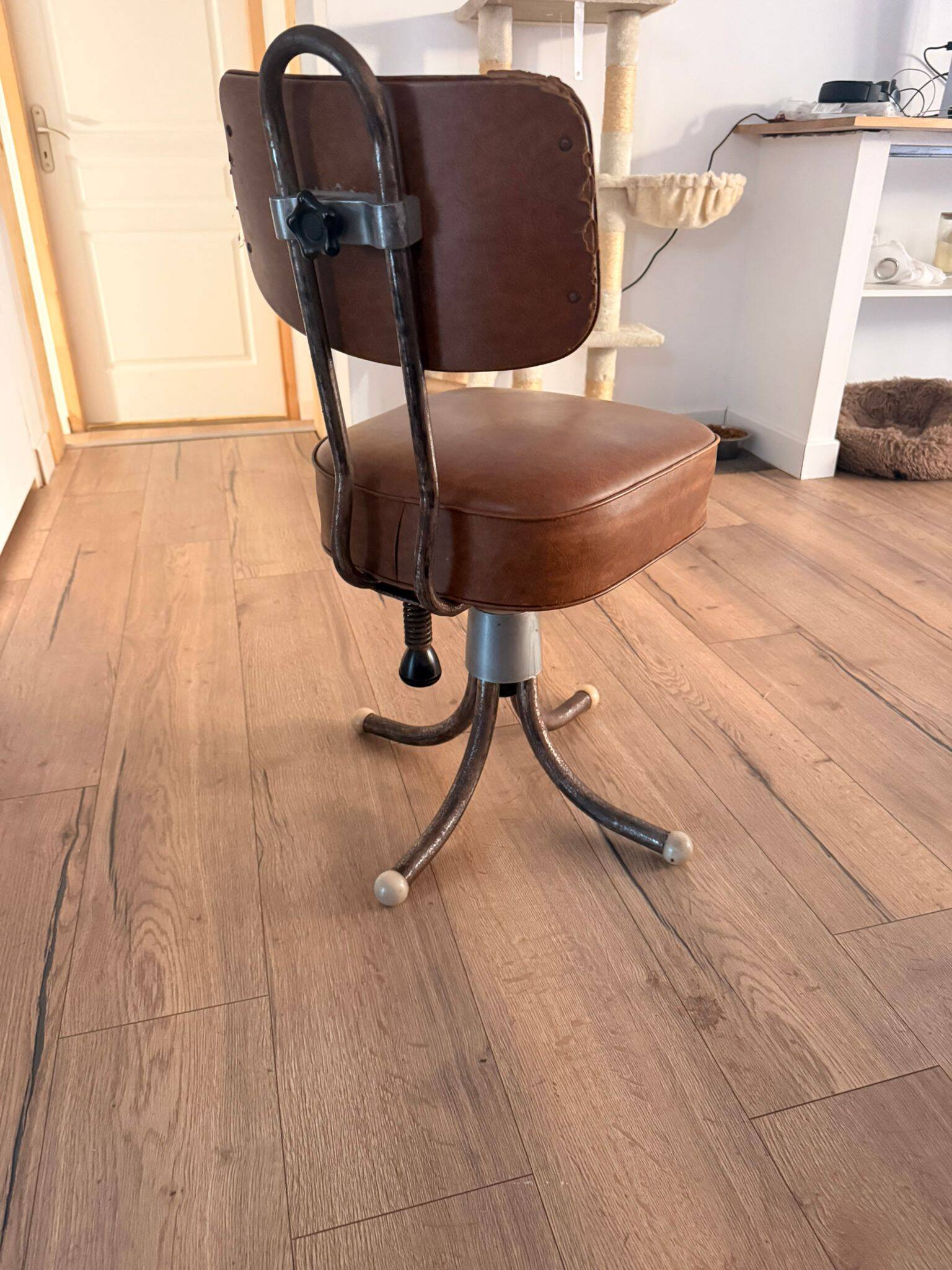 Chaise bienaise en métal et cuir