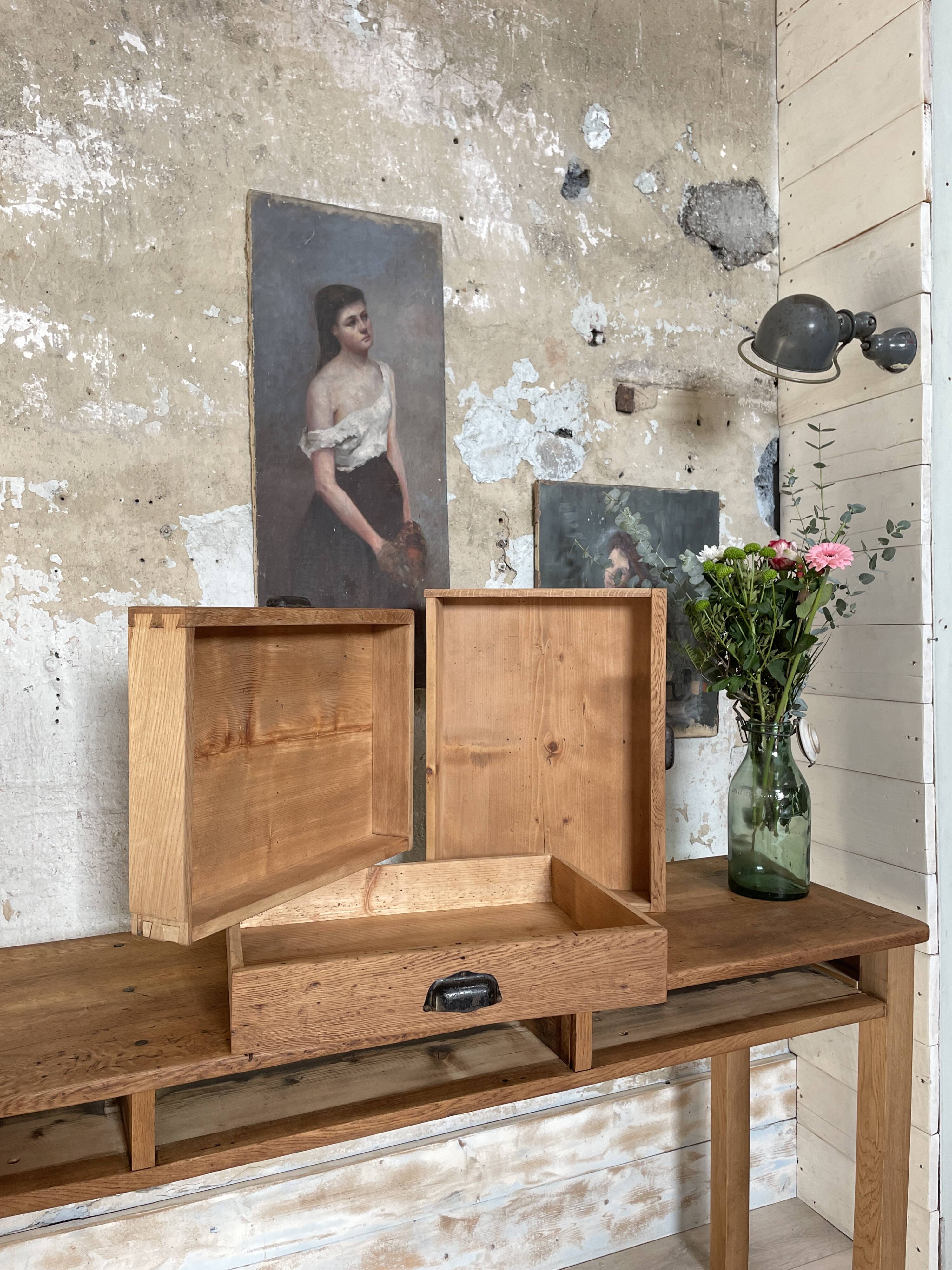 Console service in solid oak, circa 1900.