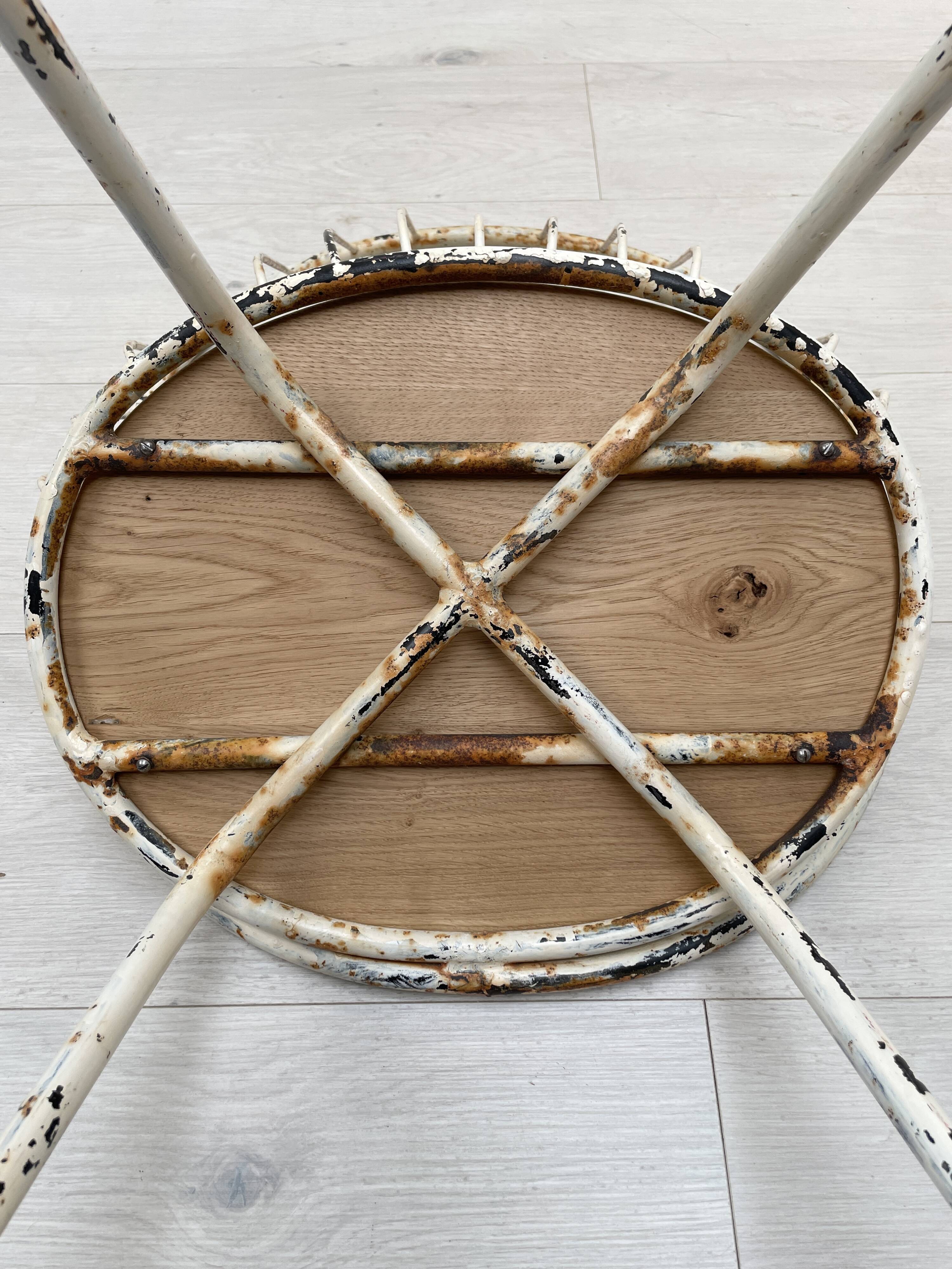 Basket armchair in metal and wood.