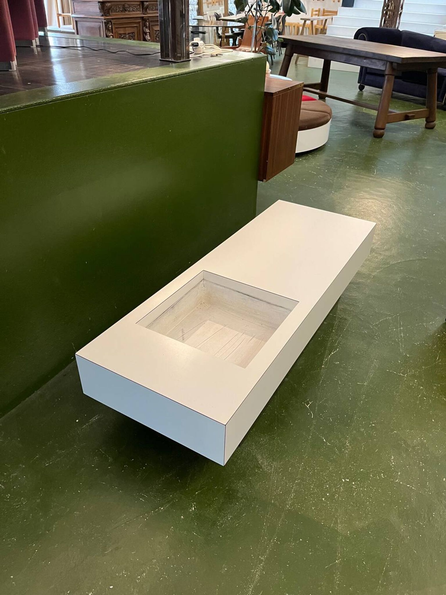 1970s jardinière table in white formica made by Roche Bobois.
