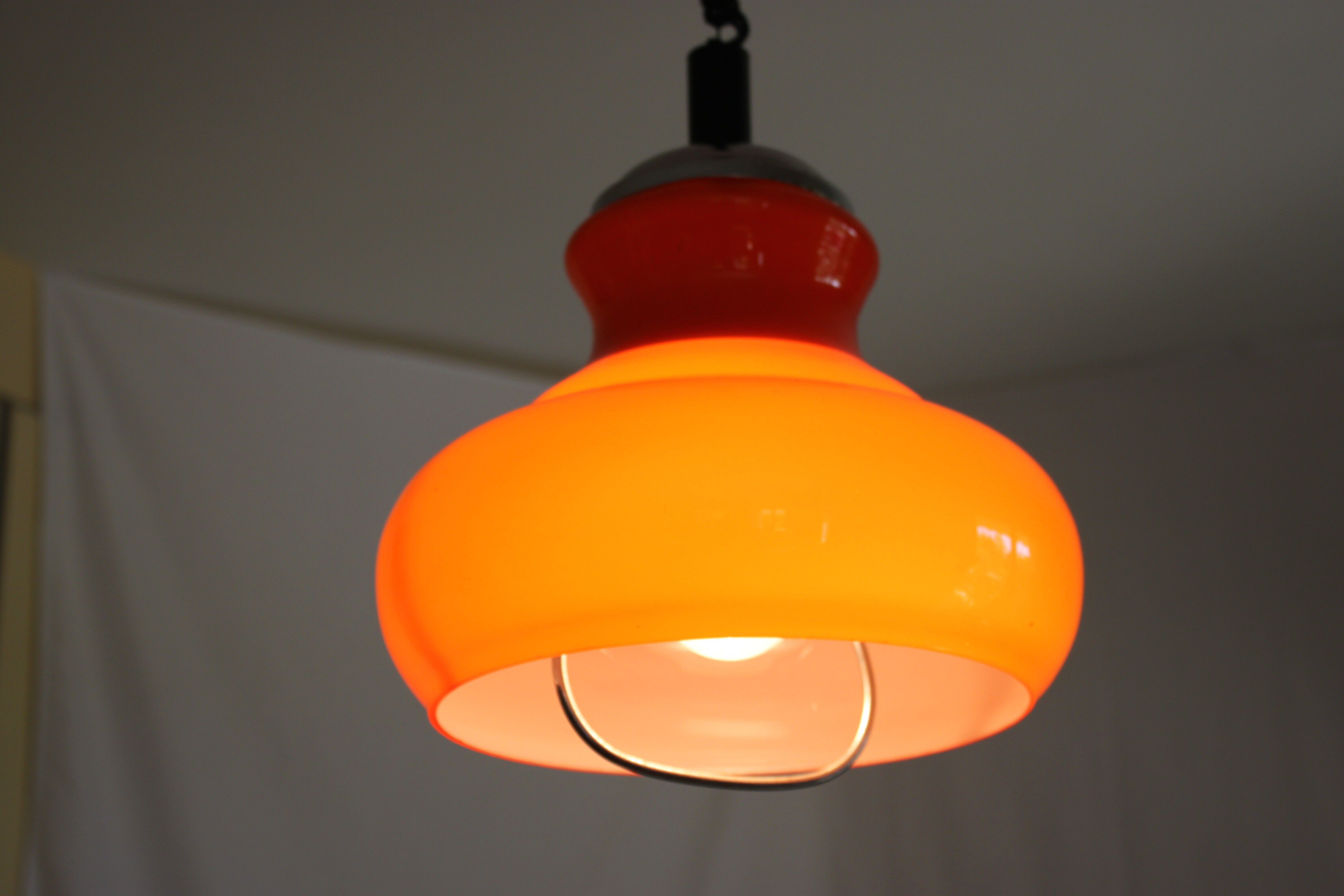 Suspension goes up and down from the kitchen, orange blown glass.