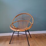 Fauteuil en rotin et piètement en métal noir