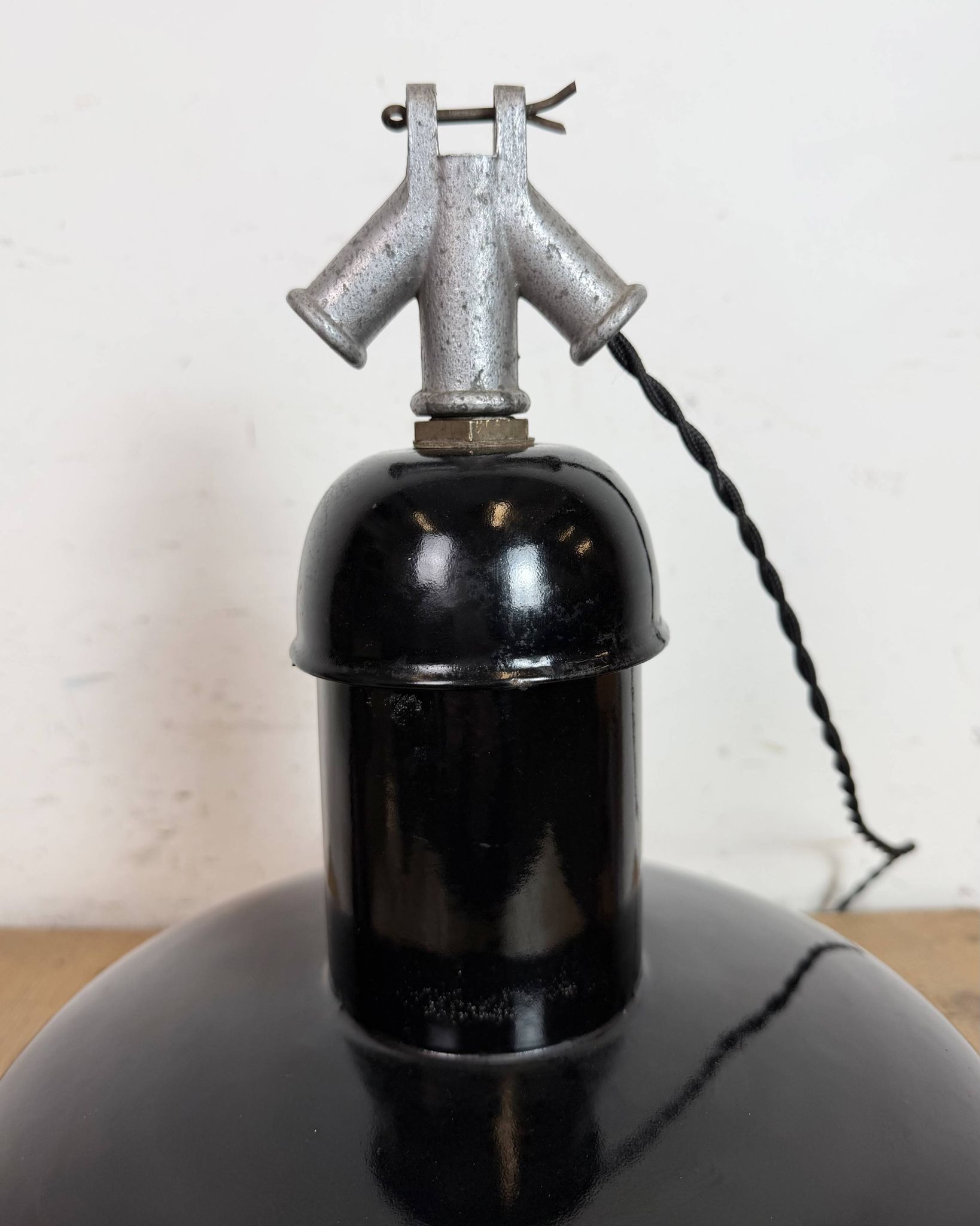 Lampe suspendue industrielle en émail noir de AEG, années 1930