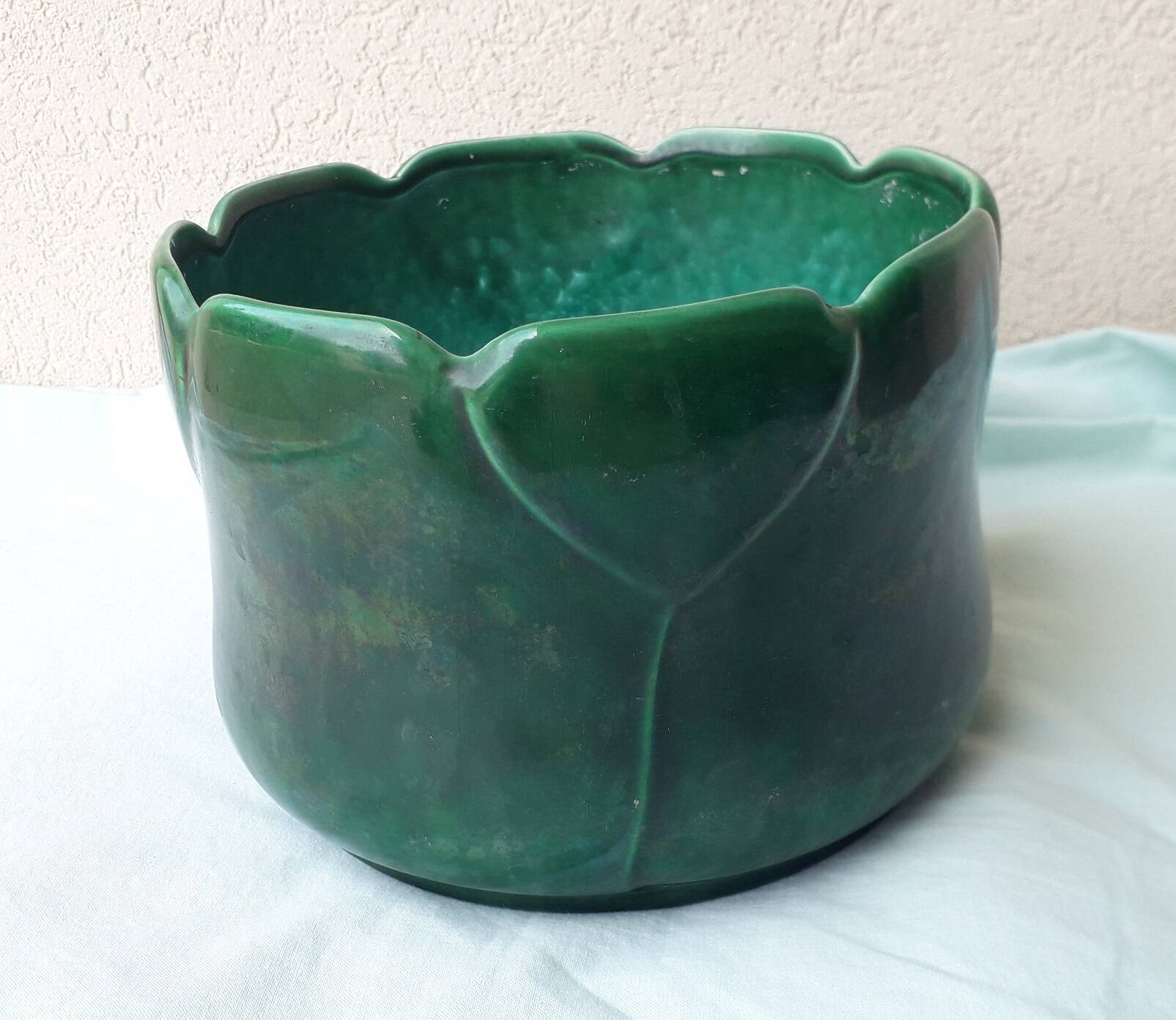 Green ceramic cache-pot
