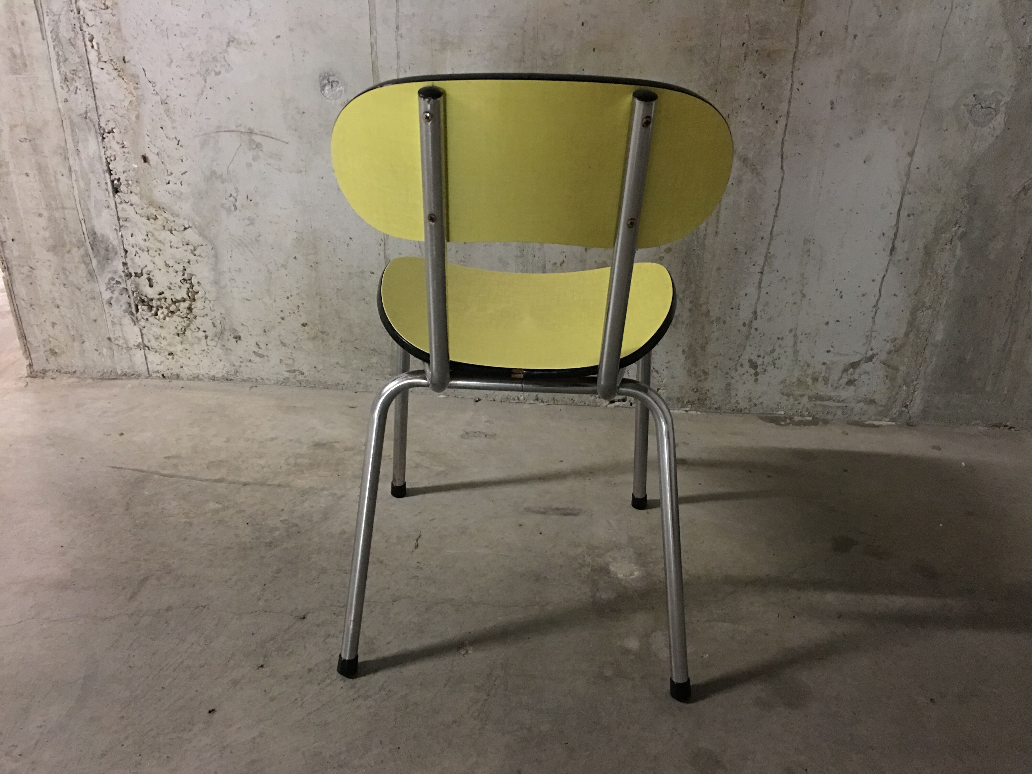 Chaise en formica jaune des années 50